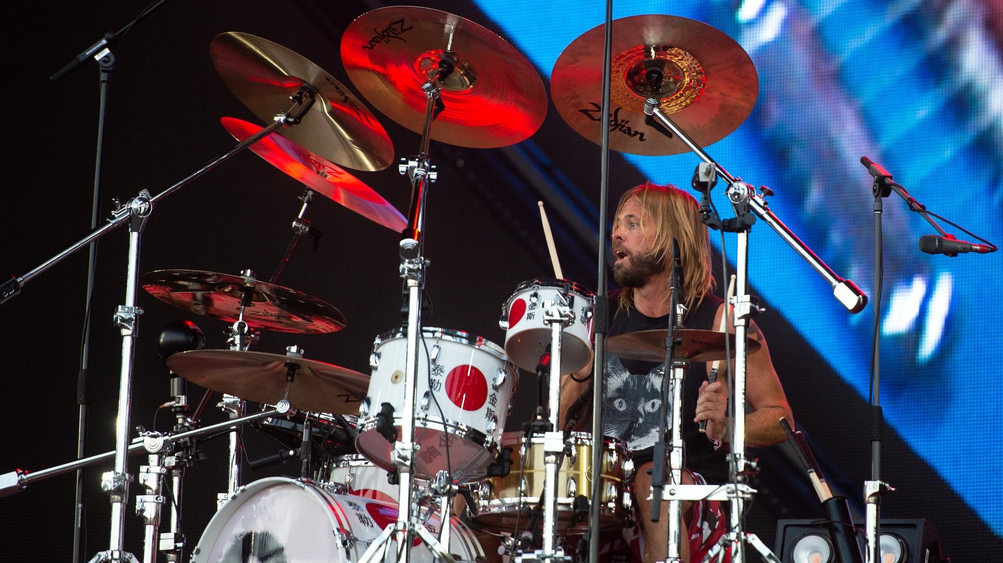 epa06779210 Taylor Hawkins (C) of the US band Foo Fighters performs on Zeppelin stage at the &#039;Rock im Park&#039; festival in Nuremberg, Germany, 01 June 2018. The festival takes place from 01 to 03 June.  EPA/TIMM SCHAMBERGER