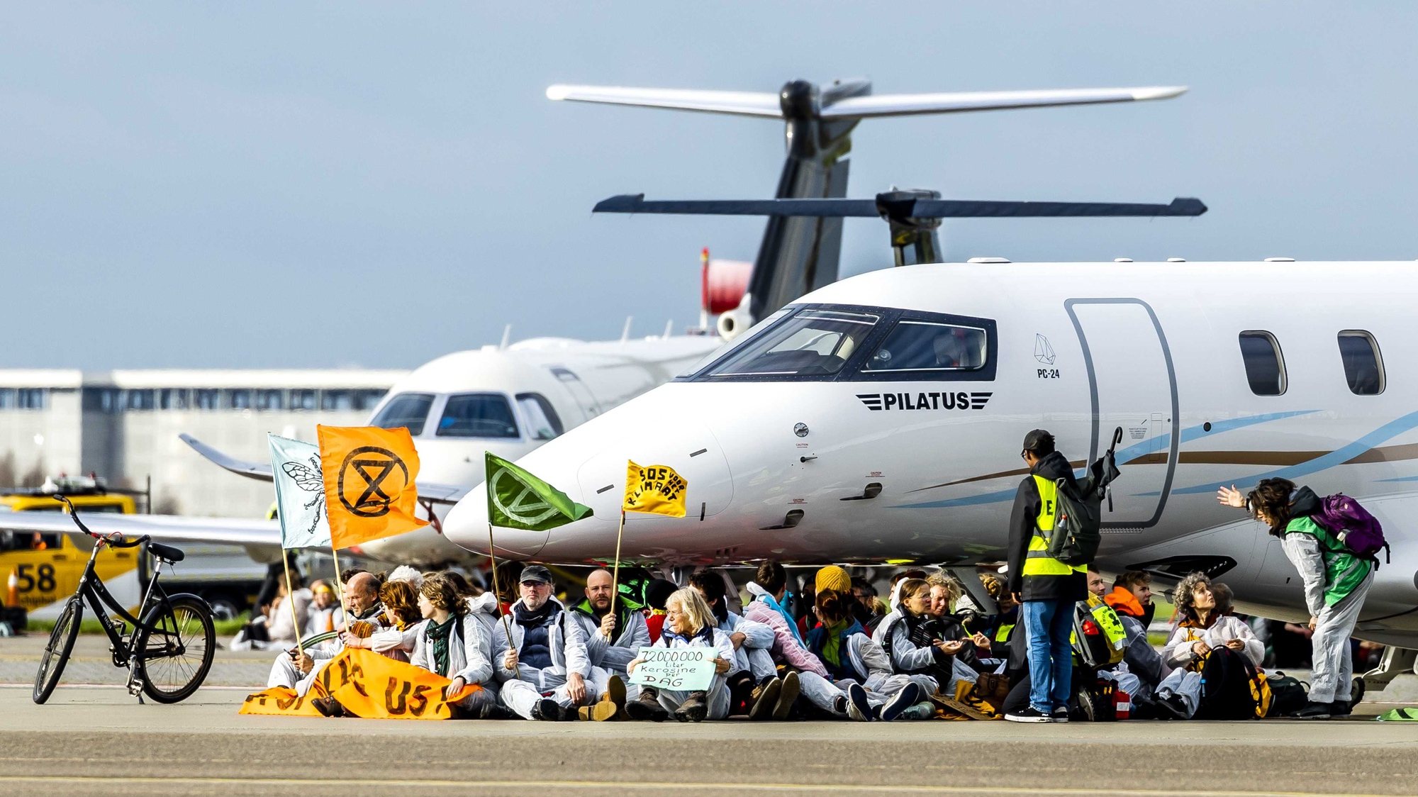 epa10287687 Members of various environmental organisations conduct the protest action &#039;SOS for the climate&#039; at Schiphol Airport, the Netherlands, 05 November 2022. Milieudefensie, Extinction Rebellion and Greenpeace, among others, have joined the protest.  EPA/Remko de Waal