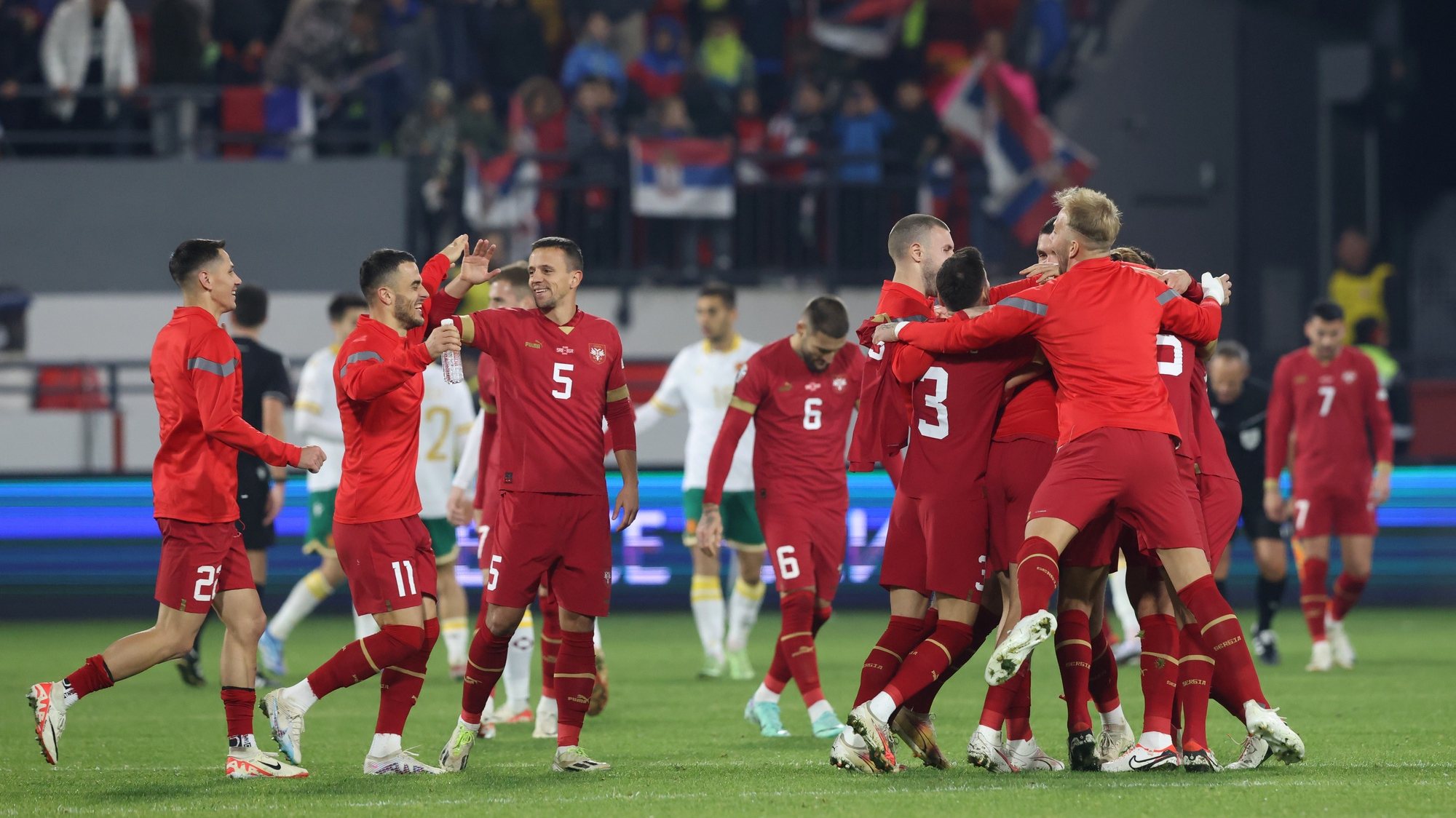 epa10984823 Players of Serbia celebrate after the UEFA EURO 2024 Group G qualification match between Serbia and Bulgaria in Leskovac, Serbia, 19 November 2023.  EPA/ANDREJ CUKIC