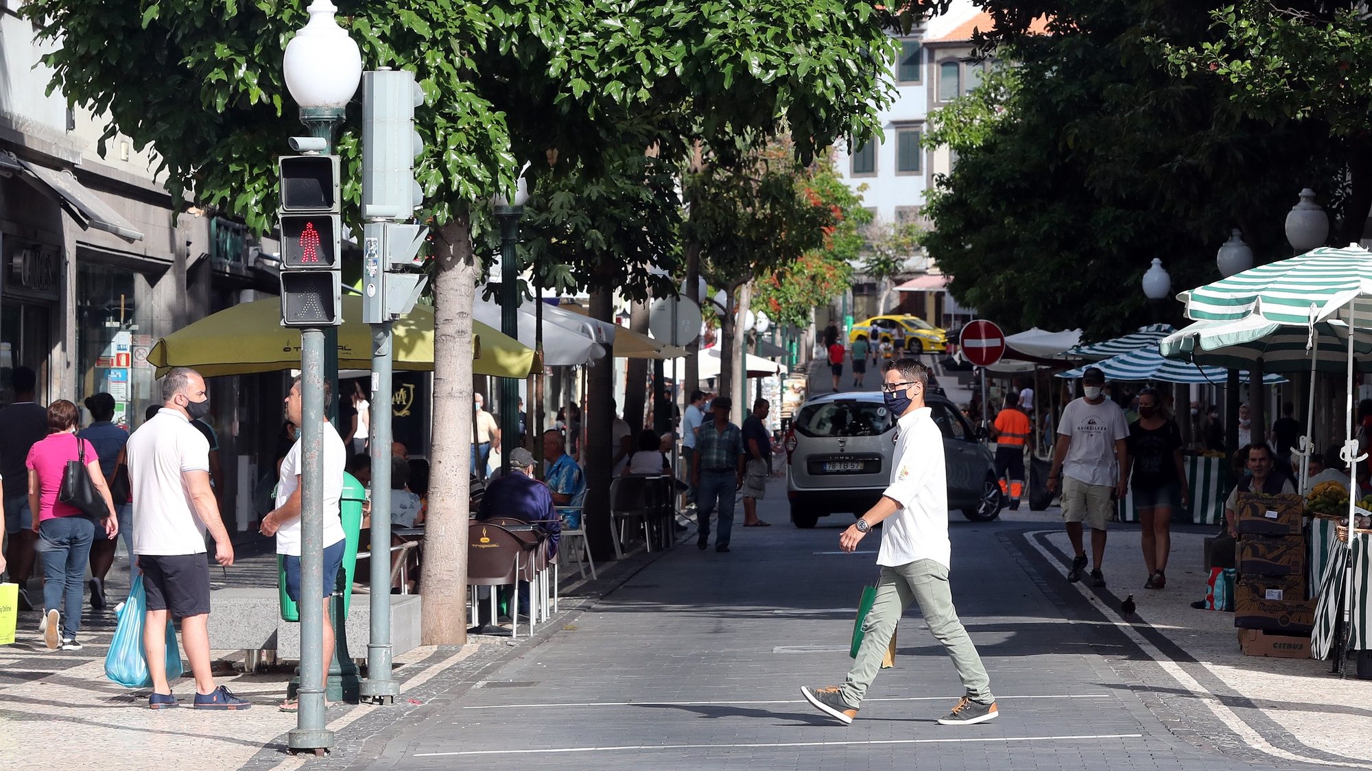 Governo Regional da Madeira determinou o uso obrigatório de máscara no espaço público a partir das 00:00 horas de hoje, no Funchal, 1 de agosto de 2020. HOMEM DE GOUVEIA/LUSA