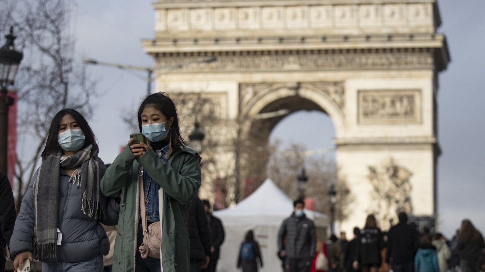 A pandemia em Paris, com cidadãos a utilizar a máscara