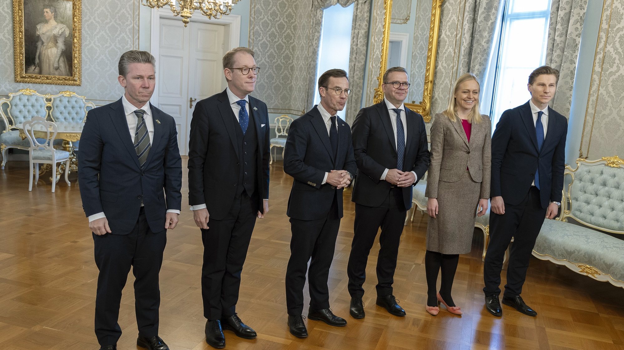 epa10997476 Finland&#039;s Prime Minister Petteri Orpo (3-R), Foreign Minister Elina Valtonen (2-R) and Defence Minister Antti Haekkaenen (R) pose with their counterparts from Sweden, Prime Minister Ulf Kristersson (3-L), Foreign Minister Tobias Billstroem (2-L) and Defence Minister Pal Jonson (L) as they meet in Helsinki, Finland, 27  November 2023.  EPA/MAURI RATILAINEN