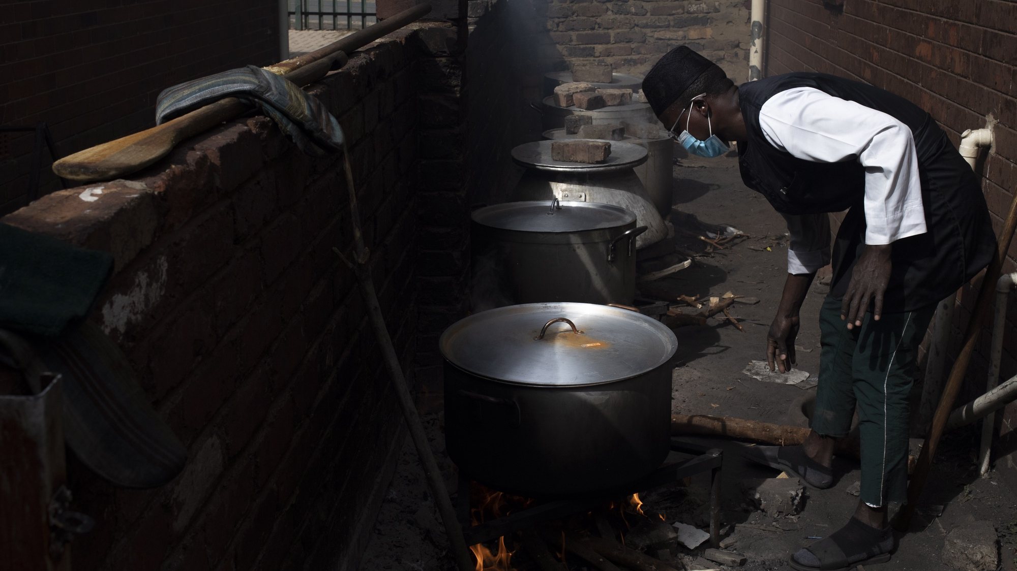 epa08431773 A member of the &#039;Hunger has no religion group&#039; prepares food for a food handout in Carination, on day 53 of the national lockdown as a result of Covid-19 Coronavirus, in Johannesburg, South Africa, 19 May 2020. The origination feeds 1,500 people per day for six days a week. Food insecurity is one of the main issues facing the country since the start of lockdown. The country is at level 4 of the national lockdown in its 46 day after it was implemented on 30 April 2020.  EPA/KIM LUDBROOK