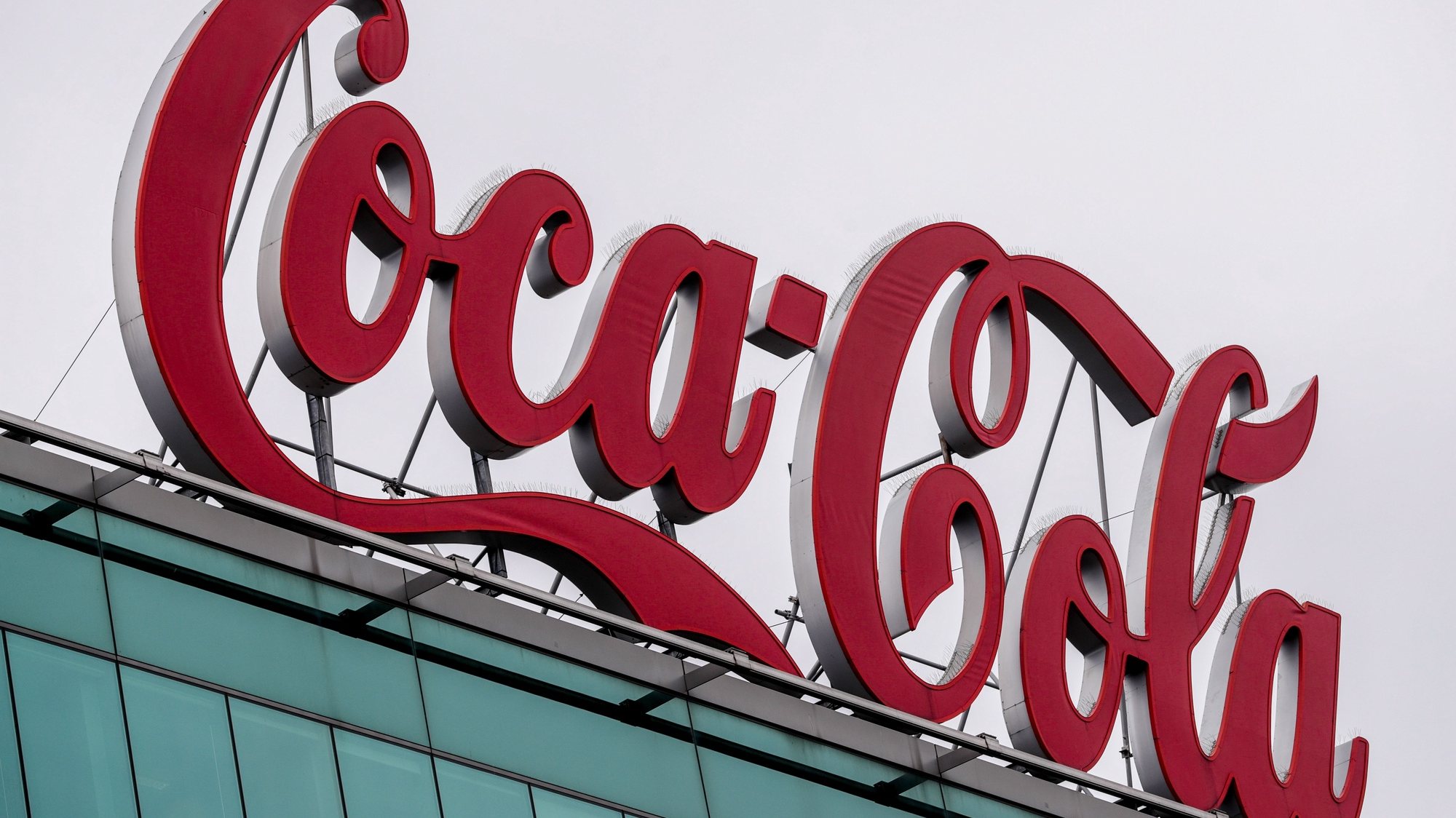epa08998895 (FILE) - A view of a Coca-Cola logo at the headquarter of Coca-Cola Belgium in Brussels, Belgium, 08 September 2020 (reissued 09 February 2021). The Coca-Cola company is due to pulish their 4th quarter 2020 results on 10 February 2021.  EPA/STEPHANIE LECOCQ *** Local Caption *** 56327284