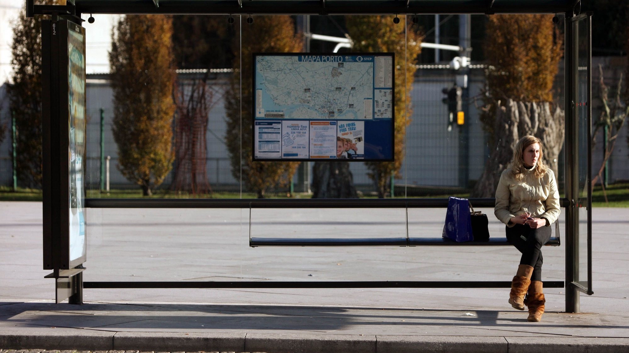 Um passageiro aguarda pela chegada de um autocarro numa paragem dos STCP junto à estação da Trindade no Porto. Os trabalhadores da empresa transportadora aderiram à greve geral decretada pelas duas centrais sindicais, CGTP e UGT, 24 de novembro de 2010. JOSE COELHO/ LUSA