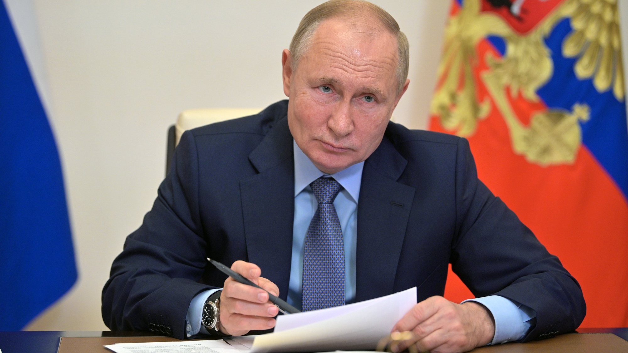 Presidente russo Vladimir Putin numa teleconferência com membros do governo