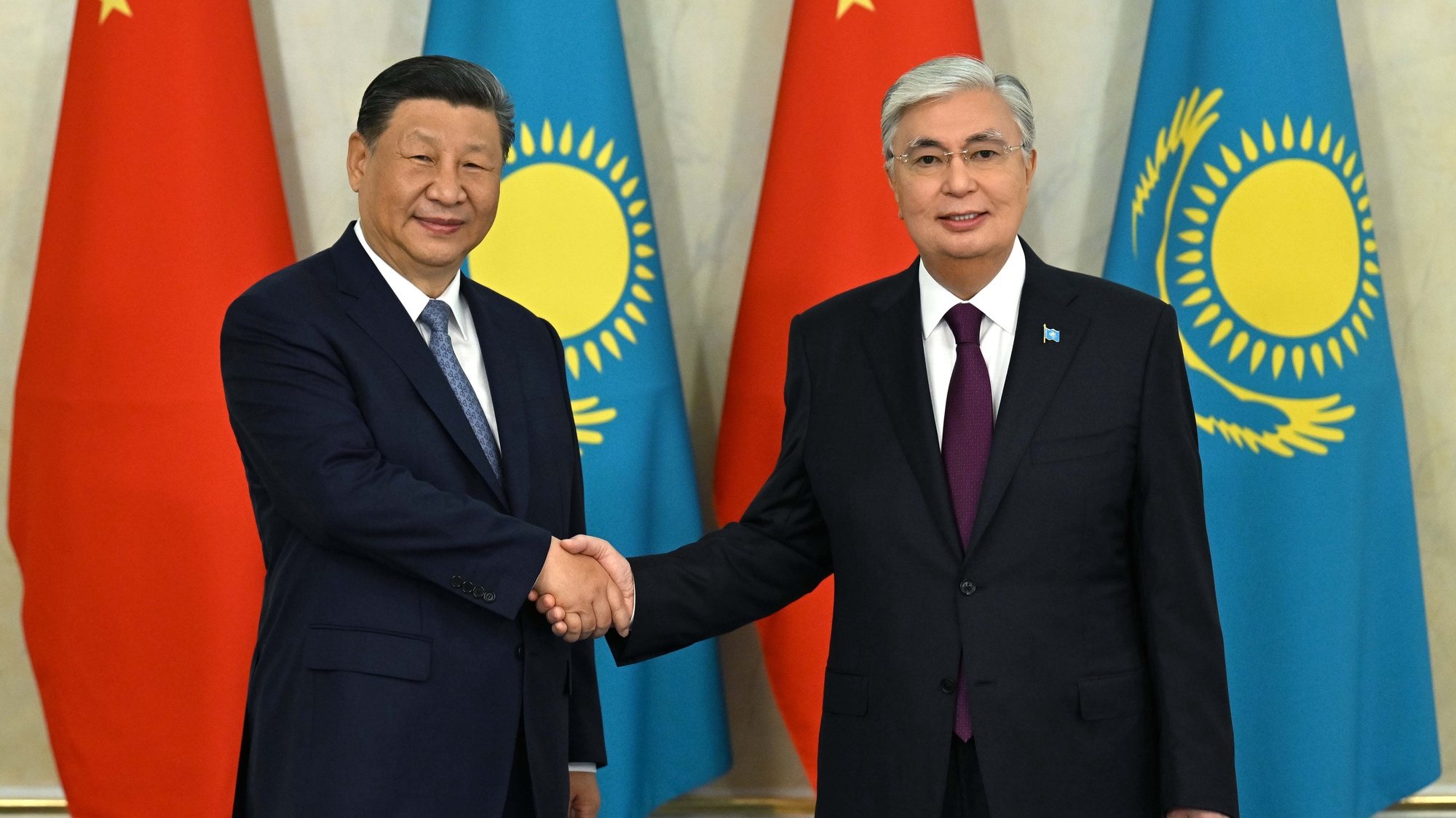 epa11454267 A handout photo made available by the Kazakh President press service shows Kazakhstan&#039;s President Kassym-Jomart Tokayev (R) and China&#039;s President Xi Jinping (L) shaking hands during their meeting at the palace in Astana, Kazakhstan, 03 July 2024. Xi Jinping arrived in Kazakhstan to attend the Shanghai Cooperation Organization (SCO) summit taking place in Astana from 03 to 04 July 2024.  EPA/KAZAKH PRESIDENT PRESS SERVICE HANDOUT  HANDOUT EDITORIAL USE ONLY/NO SALES