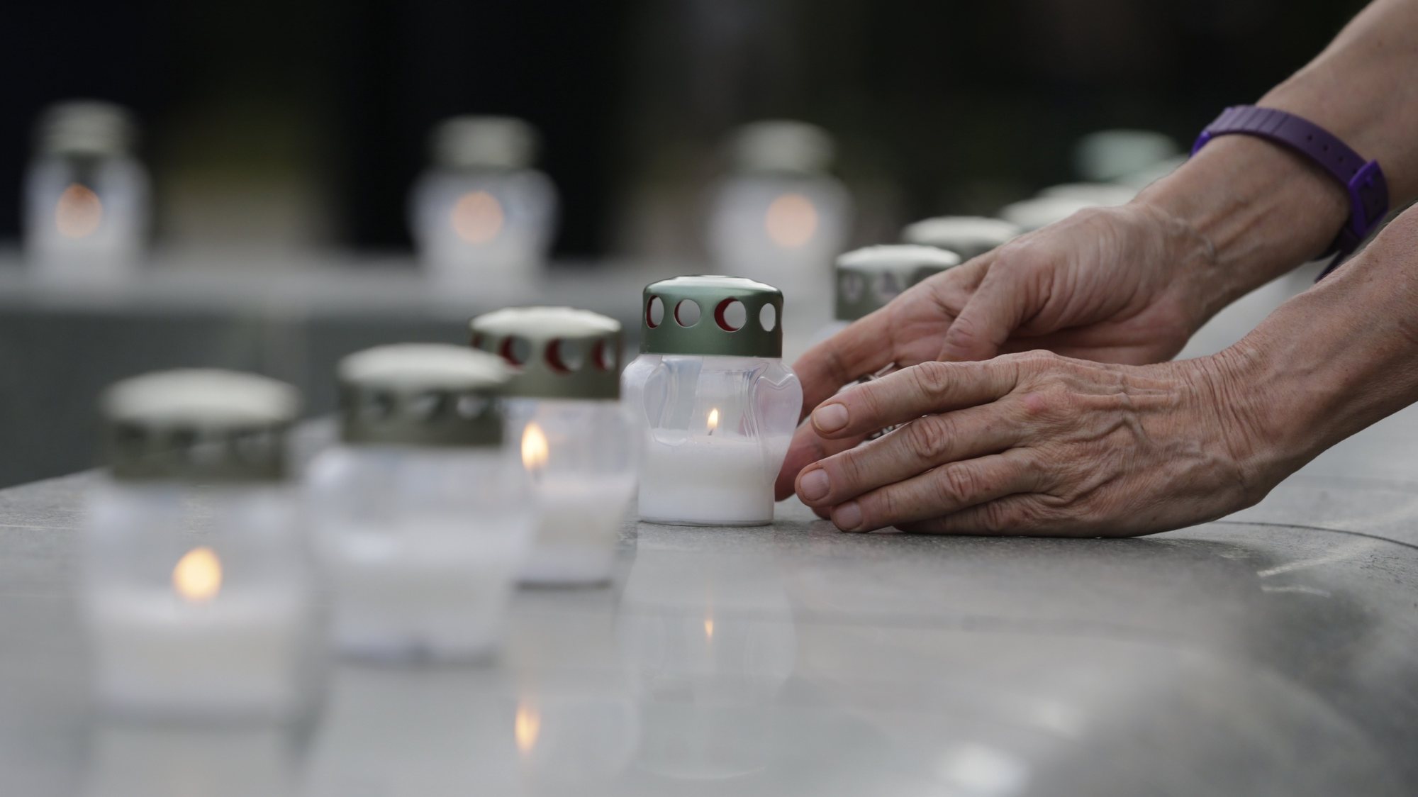 epa10065700 Activists light candles to mark the 27th anniversary of the Srebrenica genocide in Belgrade, Serbia, 11 July 2022. More than 8,000 Muslim men and boys were executed in the 1995 killing spree in Srebrenica, Bosnia and Herzegovina, considered to be the worst atrocity of Bosnia&#039;s 1992-95 war, after Bosnian Serb forces overran the town.  EPA/ANDREJ CUKIC