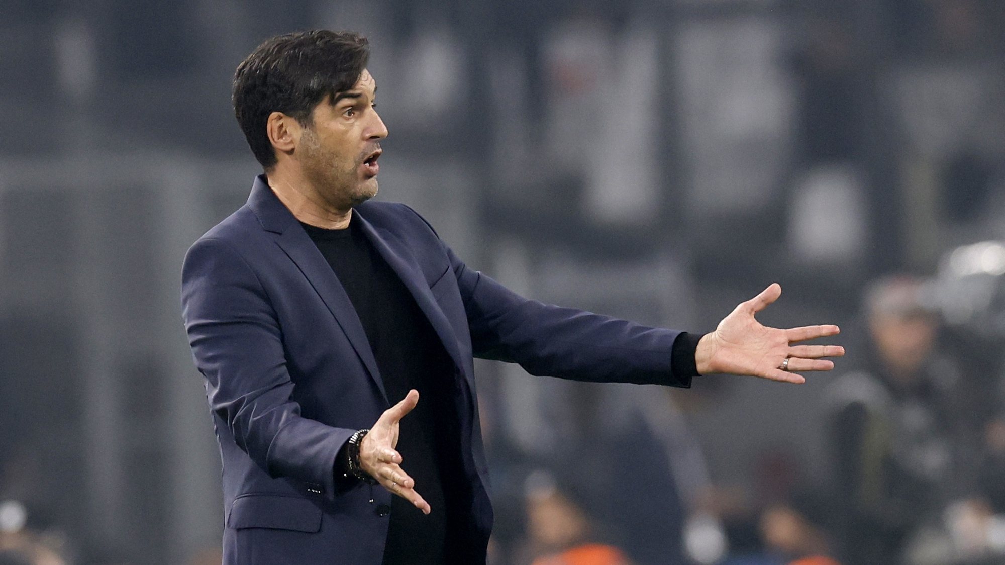 epa10958473 Lille&#039;s head coach Paulo Fonseca gestures during the French Ligue 1 soccer match between Olympique Marseille and Lille at the Velodrome Stadium in Marseille, southern France, 04 November 2023.  EPA/SEBASTIEN NOGIER