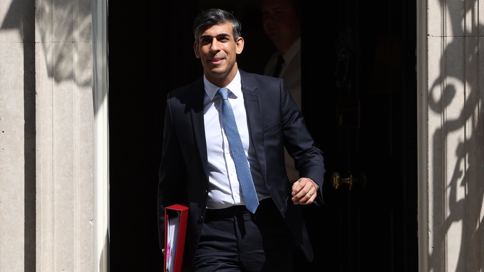 epa11312026 British Prime Minister Rishi Sunak departs 10 Downing Street for Prime Minister&#039;s Questions at parliament in London, Britain, 01 May 2024.  EPA/ANDY RAIN