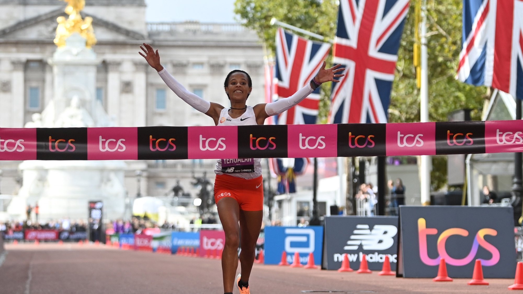 epaselect epa10219291 Ethiopia&#039;s Yalemzerf Yehualaw wins the women&#039;s elite race of the 2022 TCS London Marathon in London,  Britain, 02 October 2022.  EPA/NEIL HALL