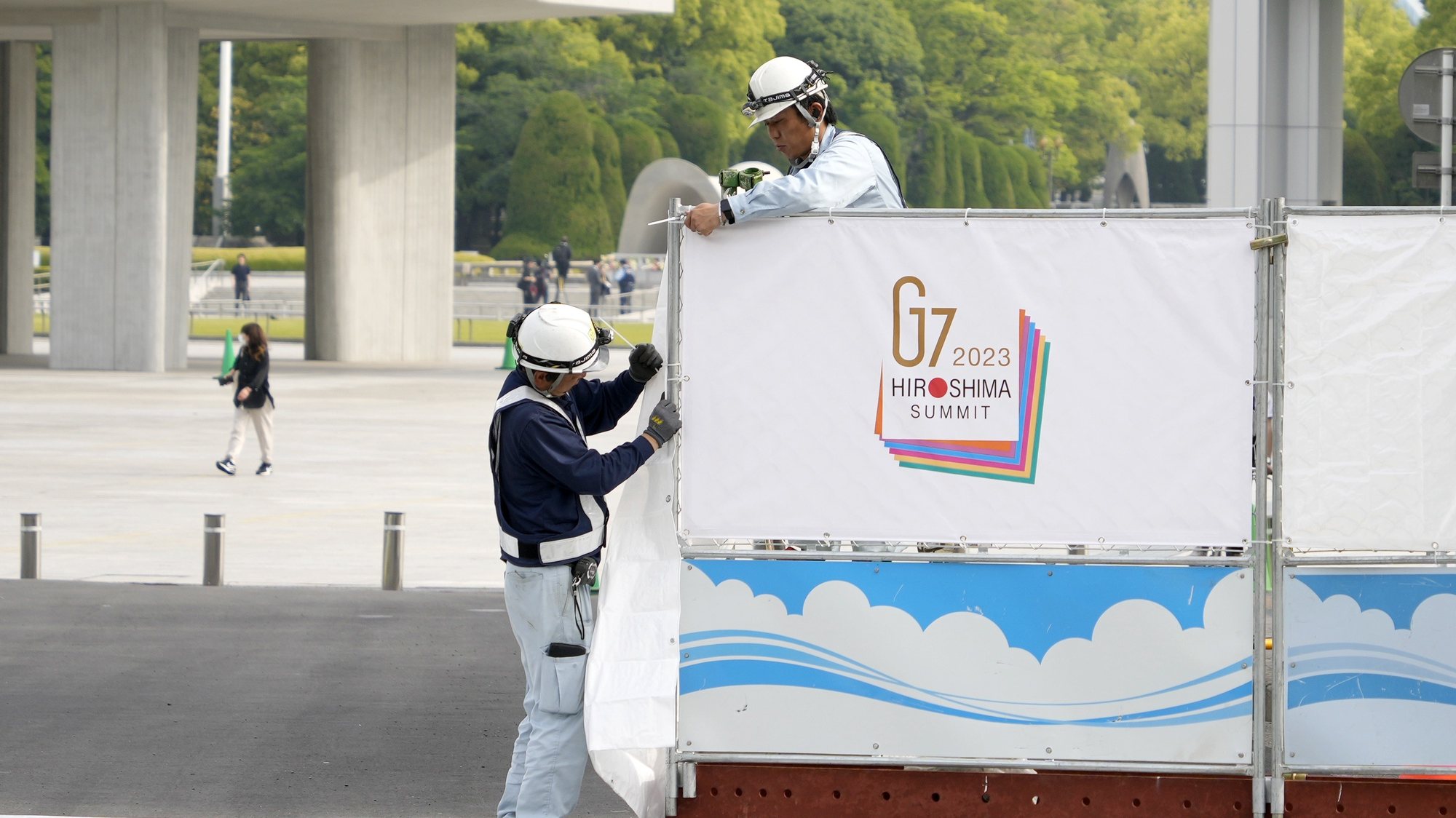 epa10635460 Workers set up a fence around Hiroshima Peace Memorial Park ahead of the G7 Hiroshima Summit in Hiroshima, western Japan, 18 May 2023. The G7 Hiroshima Summit will be held from 19 to 21 May 2023.  EPA/FRANCK ROBICHON