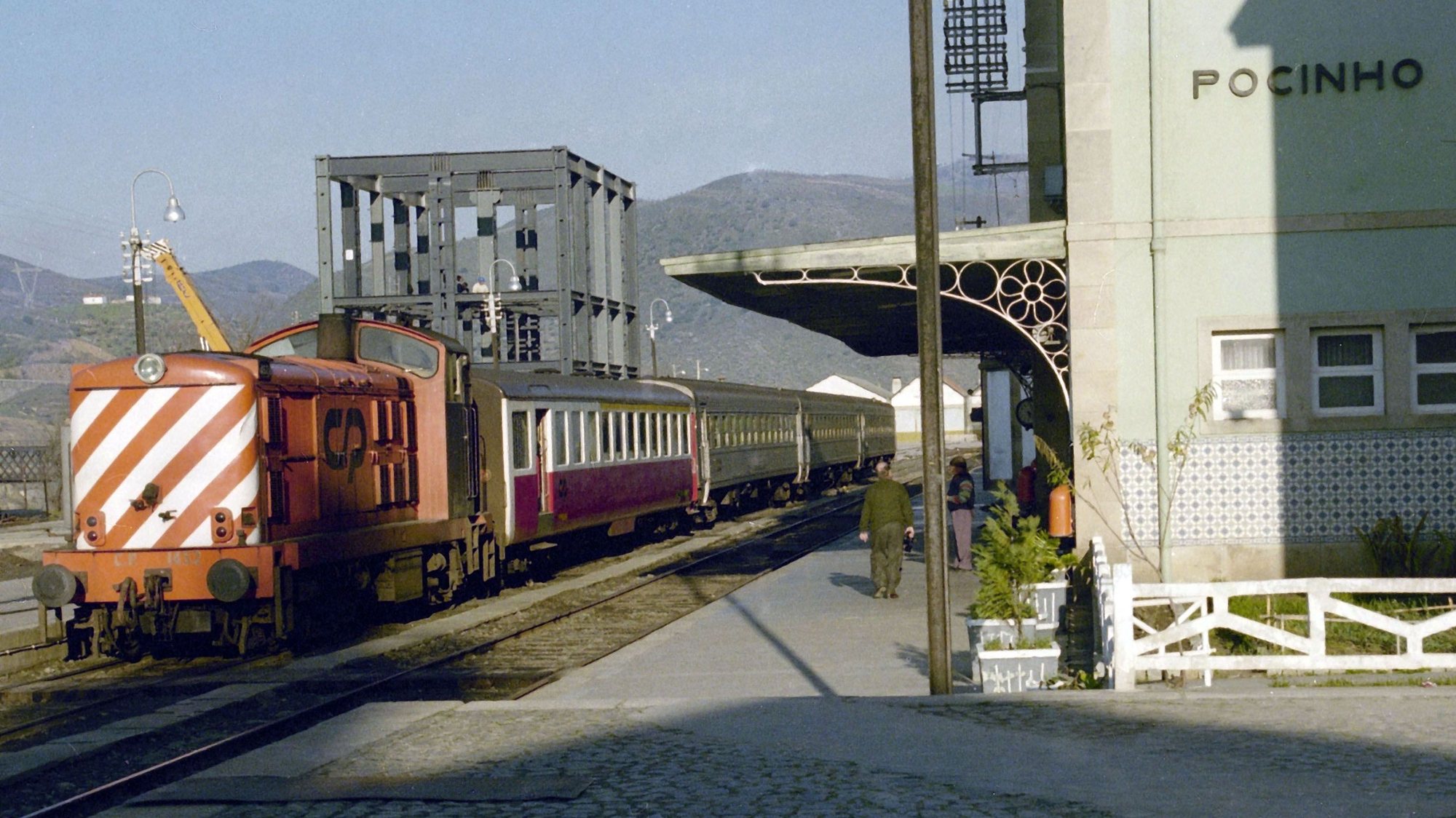 Um comboio de passageiros passa pela estação ferroviária do Pocinho, no concelho de Vila Nova de Foz Côa a 3 de fevereiro de 1995.

Francisco Neves / Lusa