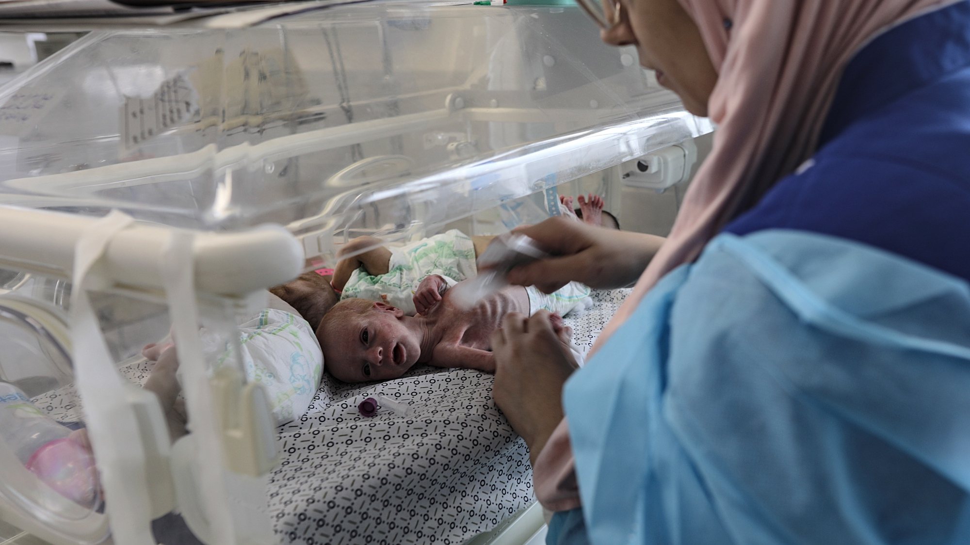 Dois bebés de hospital de Gaza morreram antes da viagem para o Egito