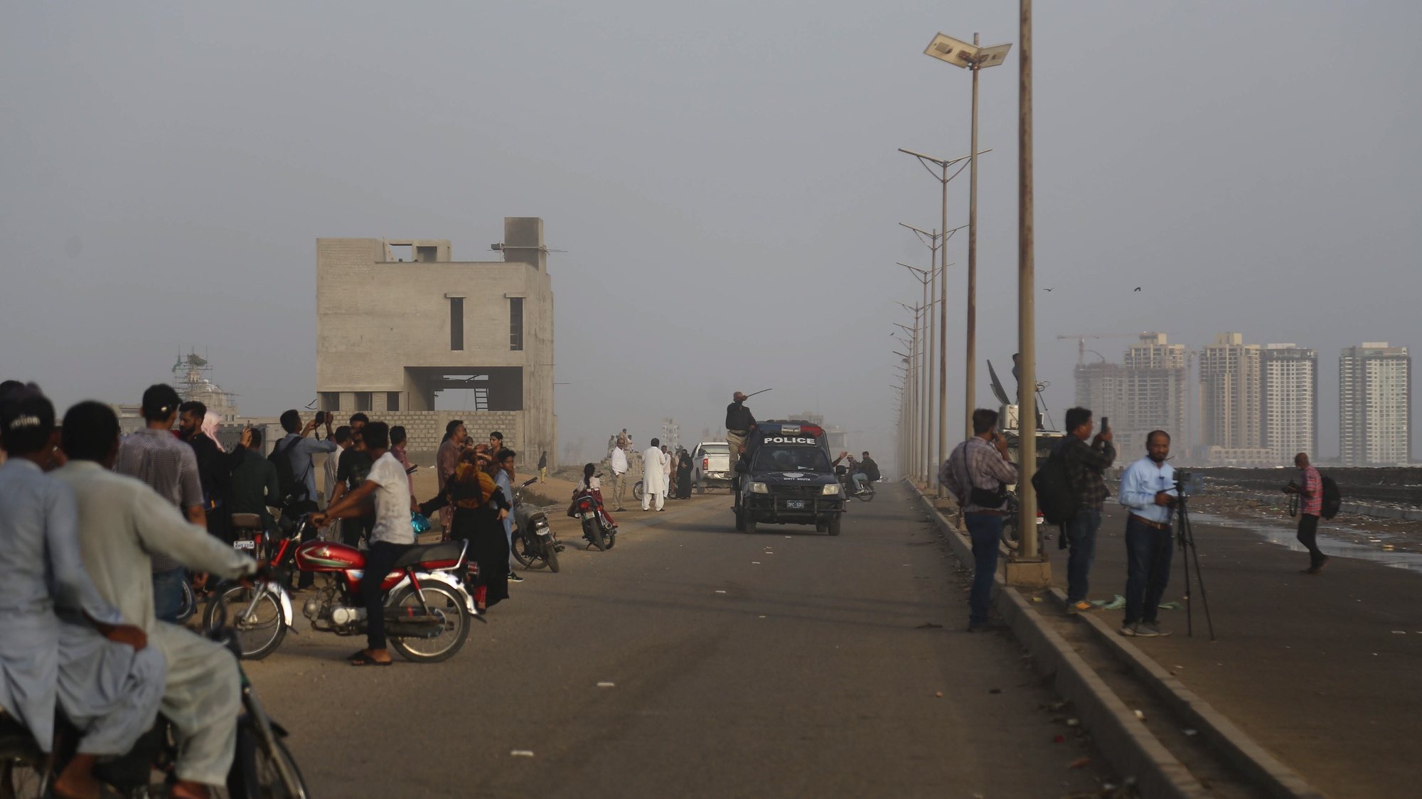 epa10687129 Police disperse visitors from the beach after authorities issued a warning for Cyclone Biparjoy, in Karachi, Pakistan, 12 June 2023. Cyclone Biparjoy, which is currently over the Arabian Sea, intensified on 11 June to an &#039;extremely severe&#039; storm ahead of its expected arrival in India and Pakistan in the coming days. ThePakistan Meteorological Department (PMD) said that the country&#039;s southern coast would begin to feel the effects of the cyclone on 13 June afternoon or evening, noting that high-intensity winds may cause damage to loose and vulnerable structures.  EPA/REHAN KHAN