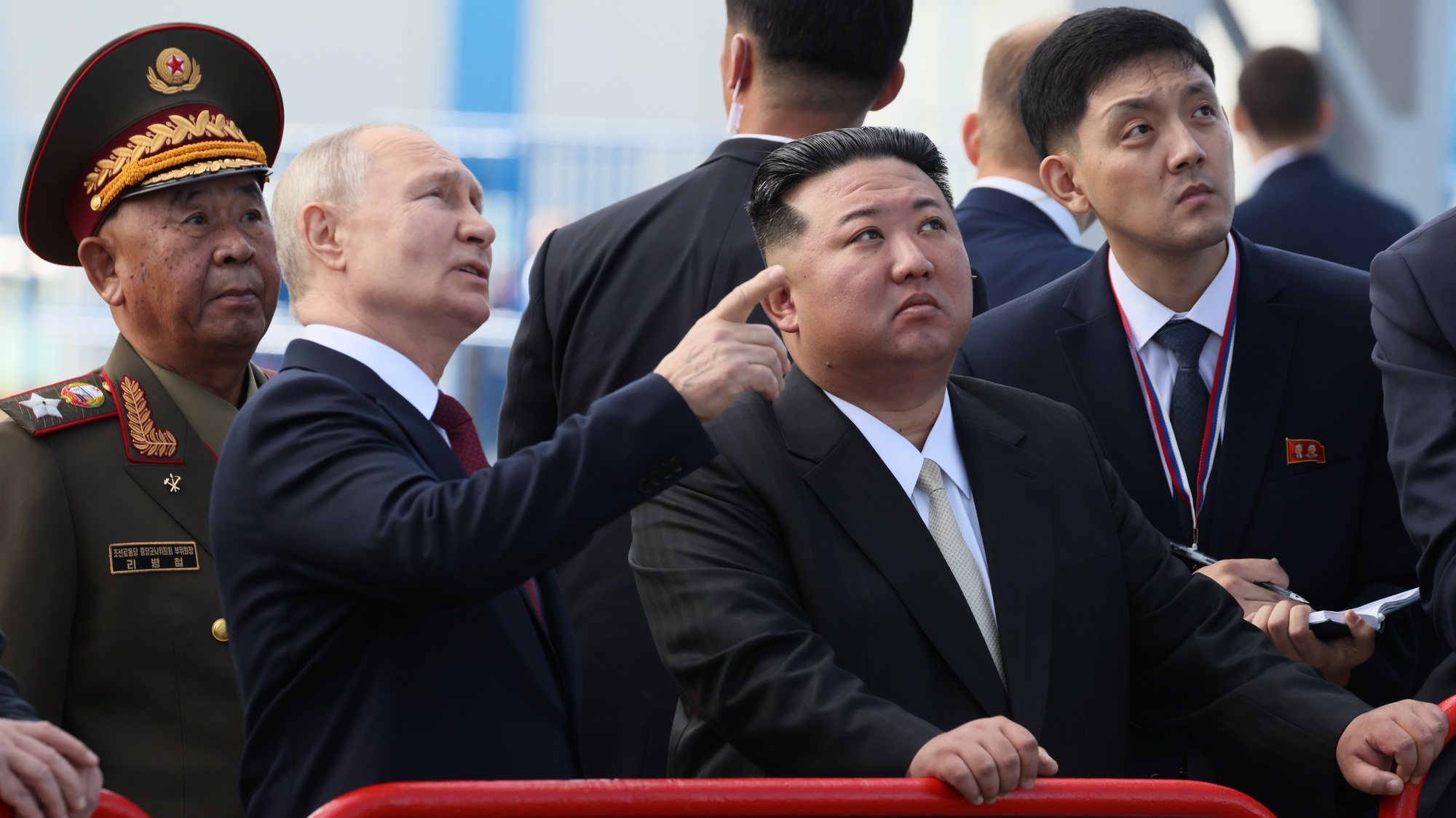 epa10857968 Russian President Vladimir Putin (2nd-L) and North Korean leader Kim Jong Un (C) visit the Vostochny cosmodrome outside of the town of Tsiolkovsky (former Uglegorsk), some 180 km north of Blagoveschensk in Amur region, Russia, 13 September 2023.  EPA/MIKHAIL METZEL/SPUTNIK/KREMLIN POOL MANDATORY CREDIT