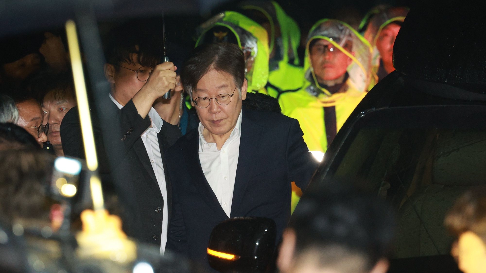 epa10884948 Lee Jae-myung (C), leader of the main opposition Democratic Party, is released from the Seoul Detention Center in Uiwang, 25 kilometers south of Seoul, South Korea, 27 September 2023, after a court rejected an arrest warrant sought for him. The prosecution has filed for an arrest warrant for Lee over alleged breach of trust, bribery, and other charges stemming from his time as mayor of Seongnam, south of Seoul, years ago in connection with a scandal-ridden land development project and his alleged involvement in a company&#039;s illegal cash remittance to North Korea.  EPA/YONHAP SOUTH KOREA OUT