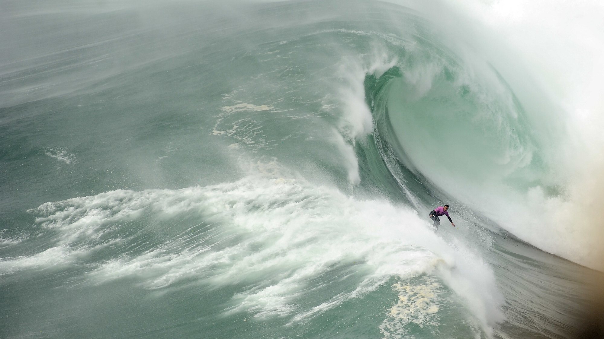 Provas na Nazaré e Havai na nova época de ondas gigantes da Liga Mundial de Surf