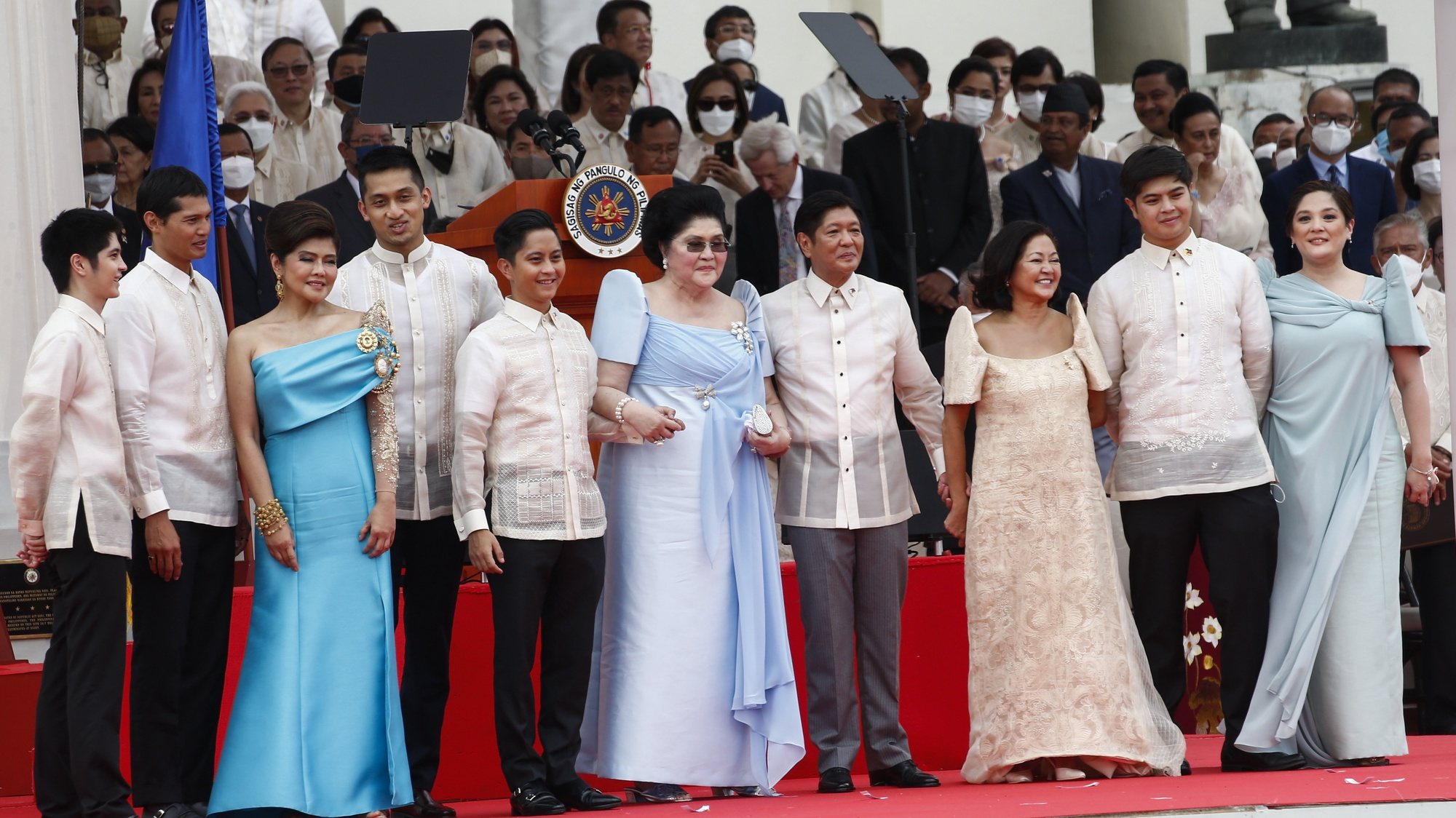 epa10042694 New Philippine President Ferdinand &#039;Bongbong&#039; Marcos Jr. (7-L), son of the late president Ferdinand Marcos, his mother and former First Lady Imelda Marcos (6-L), and wife Liza (8-L), gather with other family members for a group photo during Marcos&#039; inauguration ceremony at the National Museum grounds in Manila, Philippines 30 June 2022. The former senator becomes the countryâ€™s 17th president.  EPA/ROLEX DELA PENA