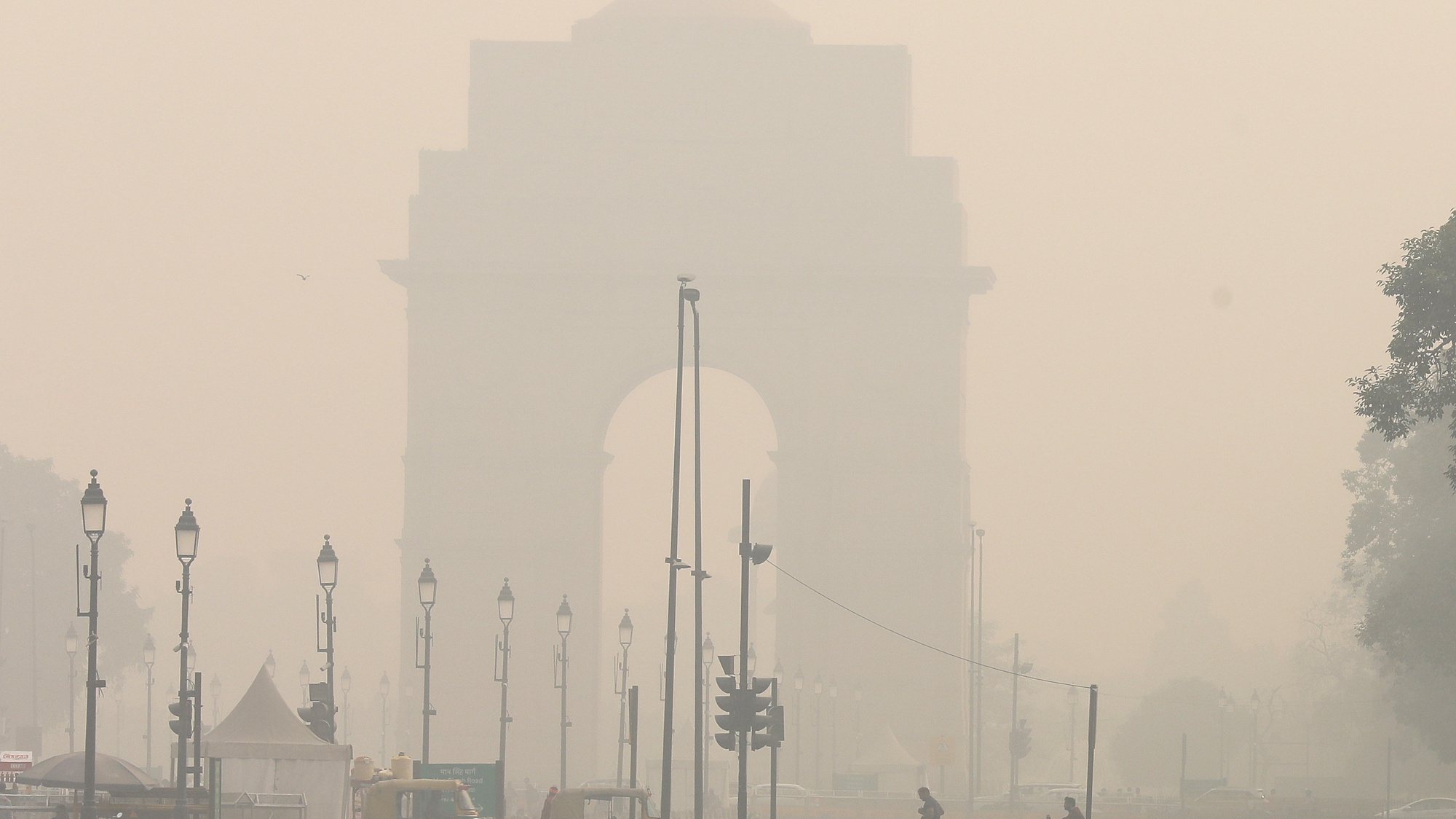 epa10953924 Pedestrians cross a street as the city is engulfed in heavy smog at Rajpath, in New Delhi, India, 02 November 2023. Delhi and National Capital Region&#039;s Air Quality Index(AQI) slipped into the &#039;Severe and Hazardous&#039; category, the Central Pollution Control Board (CPCB), reported.  EPA/RAJAT GUPTA