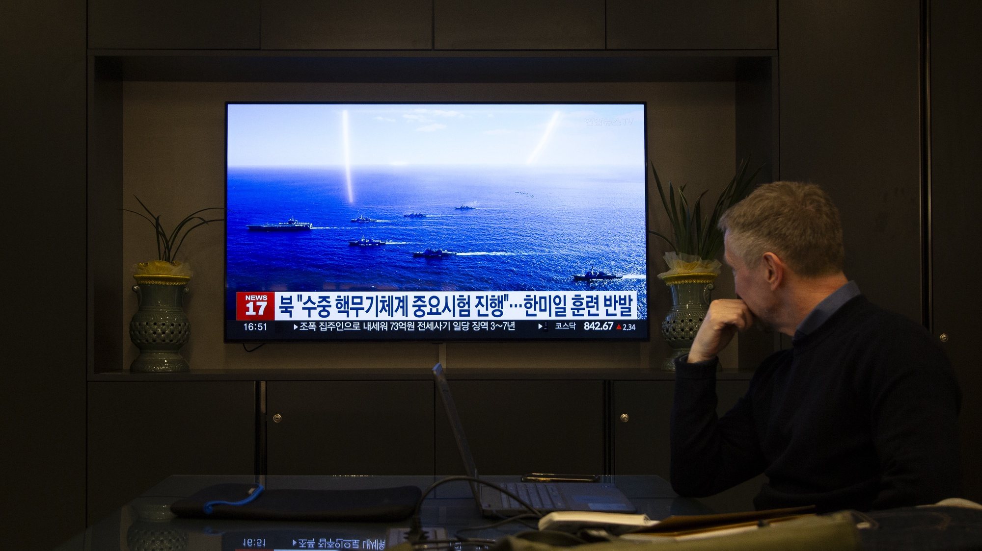 epa11089138 A foreign journalist watches the news on a TV at an office in Seoul, South Korea, 19 January 2024. North Korean state media said on 19 January that the North has tested in the East Sea an underwater nuclear weapon system under development, the &#039;Haeil-5-23&#039;, in response to this week&#039;s joint maritime exercises involving South Korea, the USA and Japan. KCNA did not disclose the test date and the weapons&#039;s specifications.  EPA/JEON HEON-KYUN