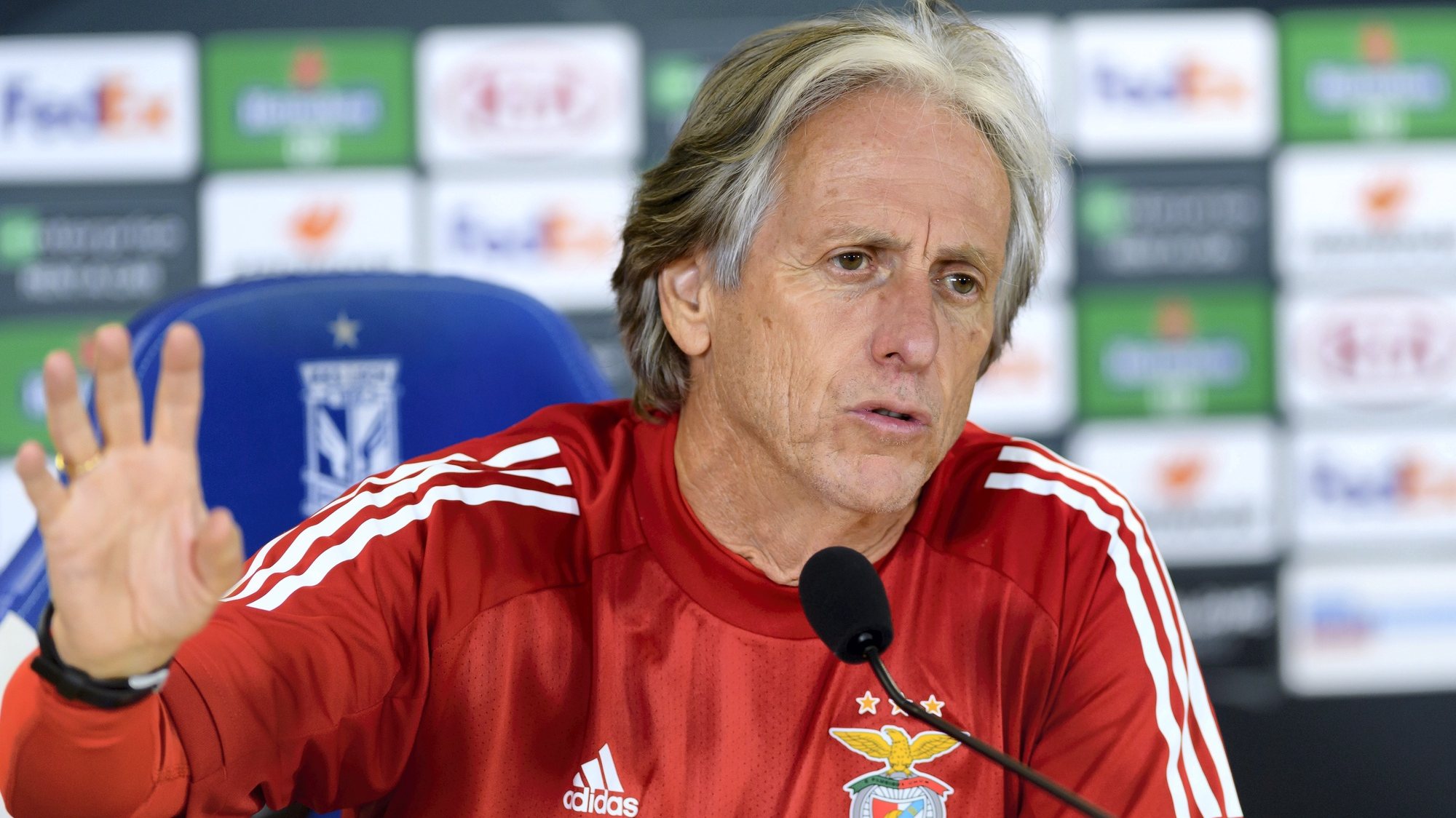 epa08762695 SL Benfica&#039;s head coach Jorge Jesus during a press conference in Poznan, central Poland, 21 October 2020. SL Benfica faces Lech Poznan for an UEFA Europa League group D match on 22 October in Poznan.  EPA/Jakub Kaczmarczyk POLAND OUT