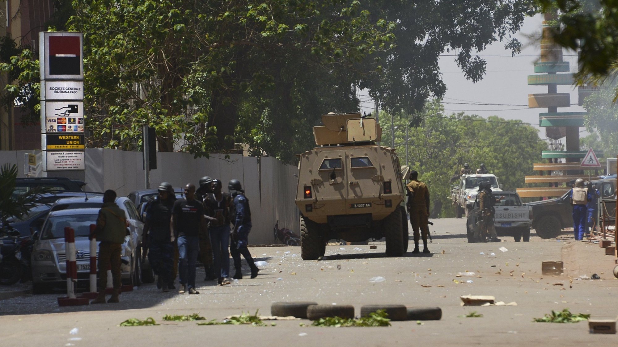 epaselect epa06575772 Burkina Faso security forces opperate outside the Society Generale Bank and Western Union in the streets amidst a suspected terrorist attack in the capital Ouagadougou, Burkina Faso, 02 March 2018. According to reports at least 28 people have been killed in the attacks on the French embassy and miltary HQ in Ouagadougou. It is yet unclear who stands behind the attacks.  EPA/STR