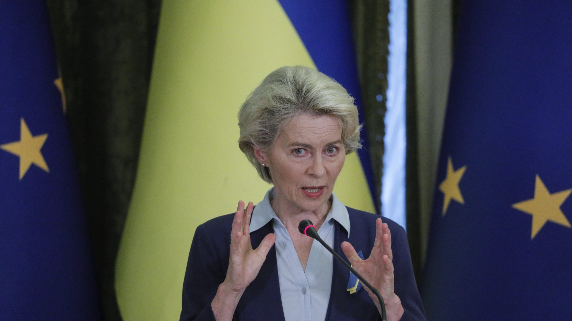 epa10007670 President of EU Commission Ursula von der Leyen giving her statement after meeting with Ukrainian President Volodymyr Zelensky in Kyiv, Ukraine, 11 June 2022. Ursula von der Leyen arrived in Kyiv for a working visit to meet with top officials and express their support for Ukraine amid the Russian invasion.  EPA/SERGEY DOLZHENKO