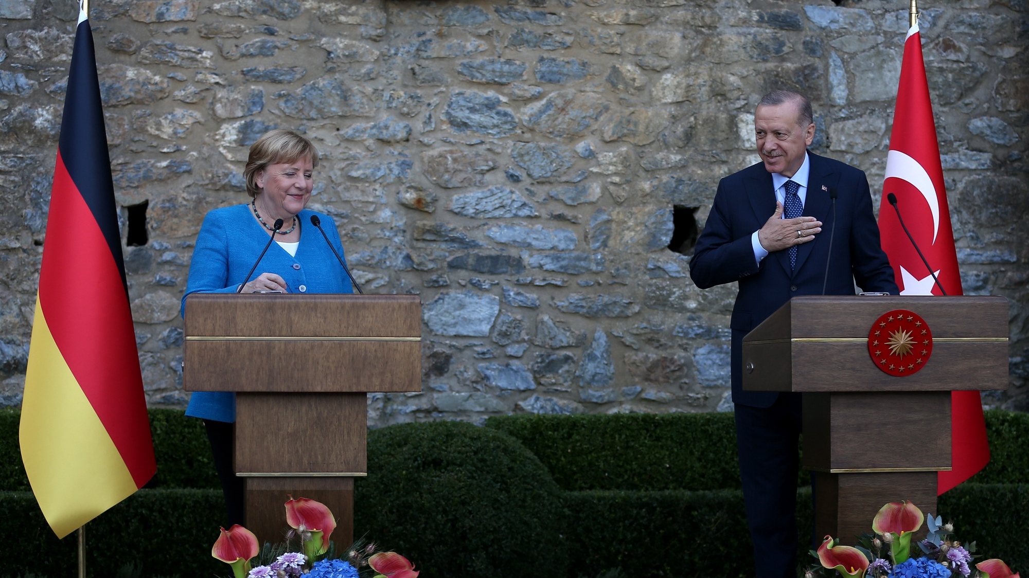 epa09526912 Turkish President Recep Tayyip Erdogan (R) and German Chancellor Angela Merkel (L) speak during a press conference after thier meeting at the Huber mansion in Istanbul, Turkey, 16 October 2021. The German Chancellor is currently on a farewell tour of various countries.  EPA/ERDEM SAHIN