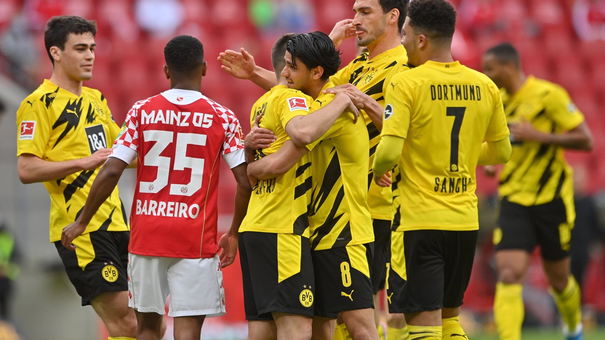 epa09204794 Dortmund&#039;s Raphael Guerreiro (3-L) celebrates with teammates after scoring the 1-0 lead during the German Bundesliga soccer match between FSV Mainz 05 and Borussia Dortmund in Mainz, Germany, 16 May 2021.  EPA/SASCHA STEINBACH / POOL CONDITIONS - ATTENTION: The DFL regulations prohibit any use of photographs as image sequences and/or quasi-video.