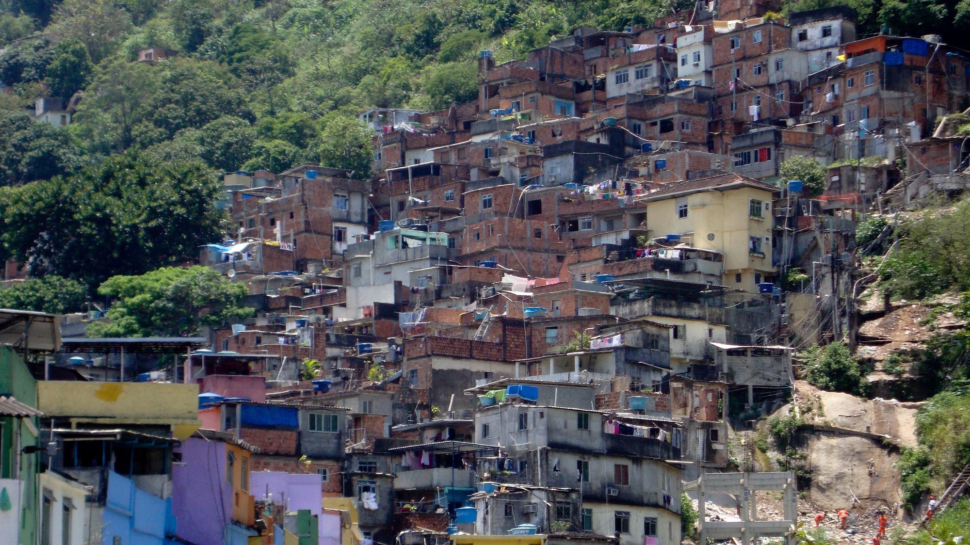 Um dia após a prisão do chefe do tráfico de droga da Rocinha, e a dois da operação para&quot;pacificar&quot; a favela do Rio de Janeiro, os moradores da favela da Rocinha descrevem um clima menos &quot;pesado&quot; e dizem que os criminosos estão a desistir, Rio de Janeiro, 10 de novembro de 2011.  FABIANE ROQUE/LUSA