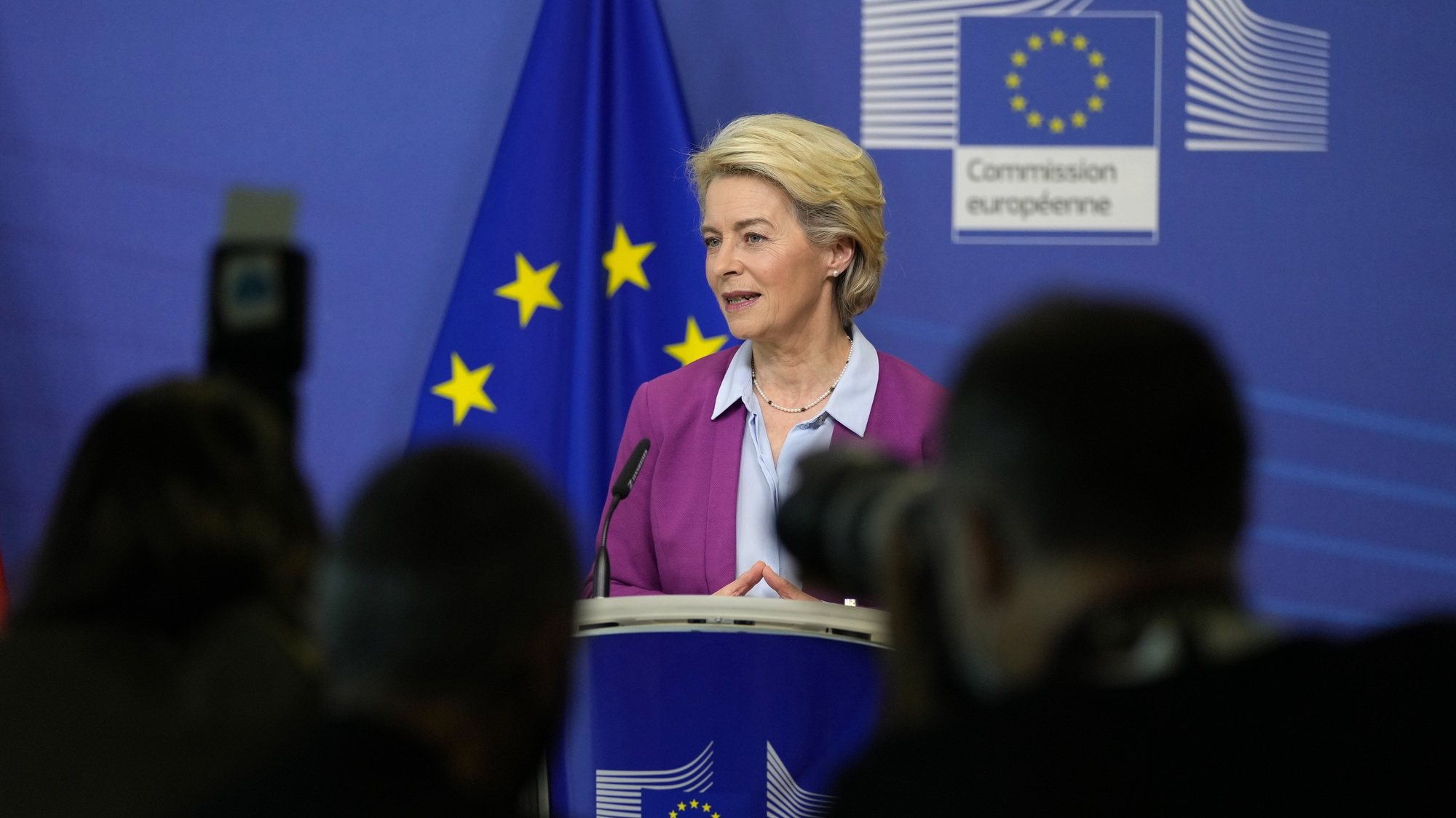 epa09523011 European Commission President Ursula von der Leyen speaks during a media statement with newly appointed Austria&#039;s Chancellor Schallenberg prior to a meeting at EU headquarters in Brussels, Belgium, 14 October 2021.  EPA/VIRGINIA MAYO / POOL