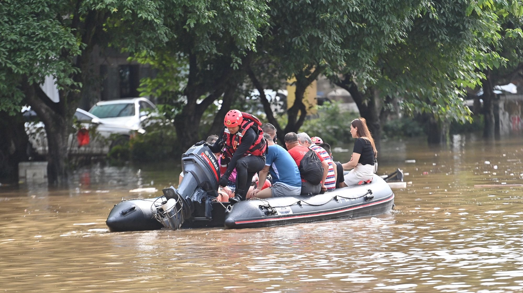 epa11427551 Rescuers help local residents evacuate from a flooded road in Guilin, south China&#039;s Guangxi Zhuang Autonomous Region, 20 June 2024 (issued 21 June 2024). Heavy rainfall has pelted many areas in southern China since 09 June, prompting local authorities to beef up flood control and rescue measures to reduce disaster damage.  EPA/XINHUA / HUANG XIAOBANG CHINA OUT / UK AND IRELAND OUT  /       MANDATORY CREDIT  EDITORIAL USE ONLY  EDITORIAL USE ONLY