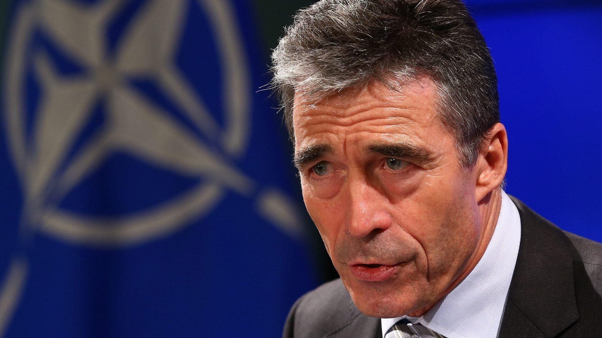 Ex-secretário-geral da NATO, Anders Fogh Rasmussen, defende entrega de armamento à Ucrânia.
