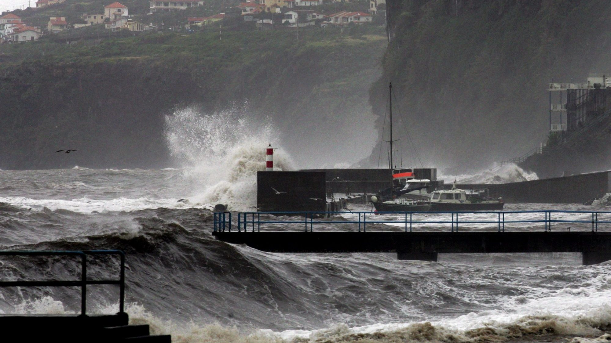 O mau tempo provocou 95 desalojados, levou ao encerramento da atividade letiva na terça-feira e de diversos serviços públicos e privados e condicionou o movimento no aeroporto da Madeira