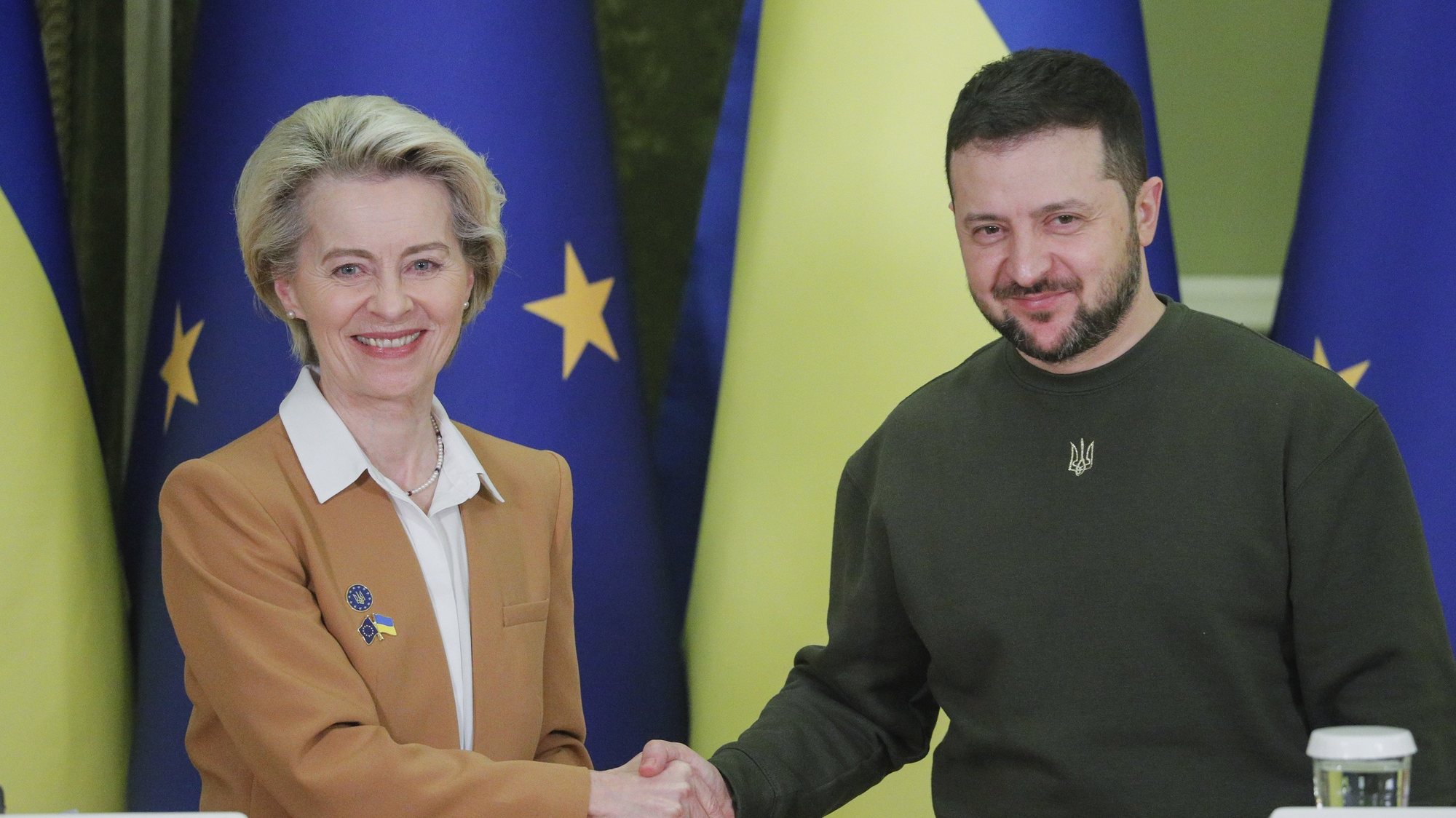 epa10444165 Ukrainian President Volodymyr Zelensky (R) and European Commission President Ursula von der Leyen (L) shake hands after a joint press conference following their meeting in Kyiv, Ukraine, 02 February 2023. Von der Leyen and Commissioners arrived in Kyiv to meet with Ukrainian top officials a day before attending a EU-Ukraine summit meeting on 03 January, the first EU-Ukraine summit since since the European Council granted Ukraine the status of candidate country amid the Russian invasion.  EPA/SERGEY DOLZHENKO