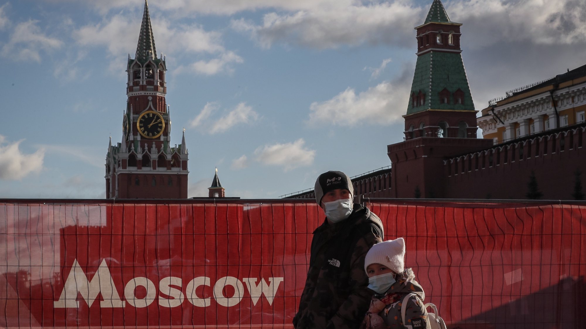 epa09572381 Russian people wearing a protective face masks walk on the Red Square amid the ongoing coronavirus COVID-19 pandemic in Moscow, Russia, 09 November 2021. Russia has recorded over the past day a new pandemic record high of 1,211 deaths due to COVID-19.  EPA/YURI KOCHETKOV