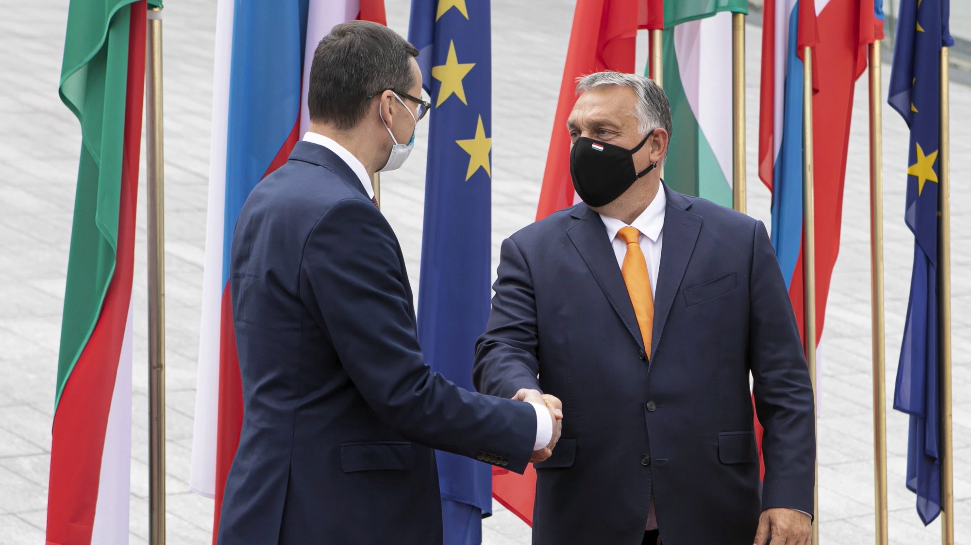 epa08661241 Polish Prime Minister Mateusz Morawiecki (L) and Hungarian Prime Minister Viktor Orban (R) during official welcome ceremony before the Visegrad Group prime ministers meeting in Lublin, eastern Poland, 11 September 2020. Visegrad Group PM&#039;s exchange opinions before the forthcoming extraordinary EU summit and will speak about the situation in Belarus and Russia, as well as about the fight against COVID-19.  EPA/JACEK SZYDLOWSKI POLAND OUT