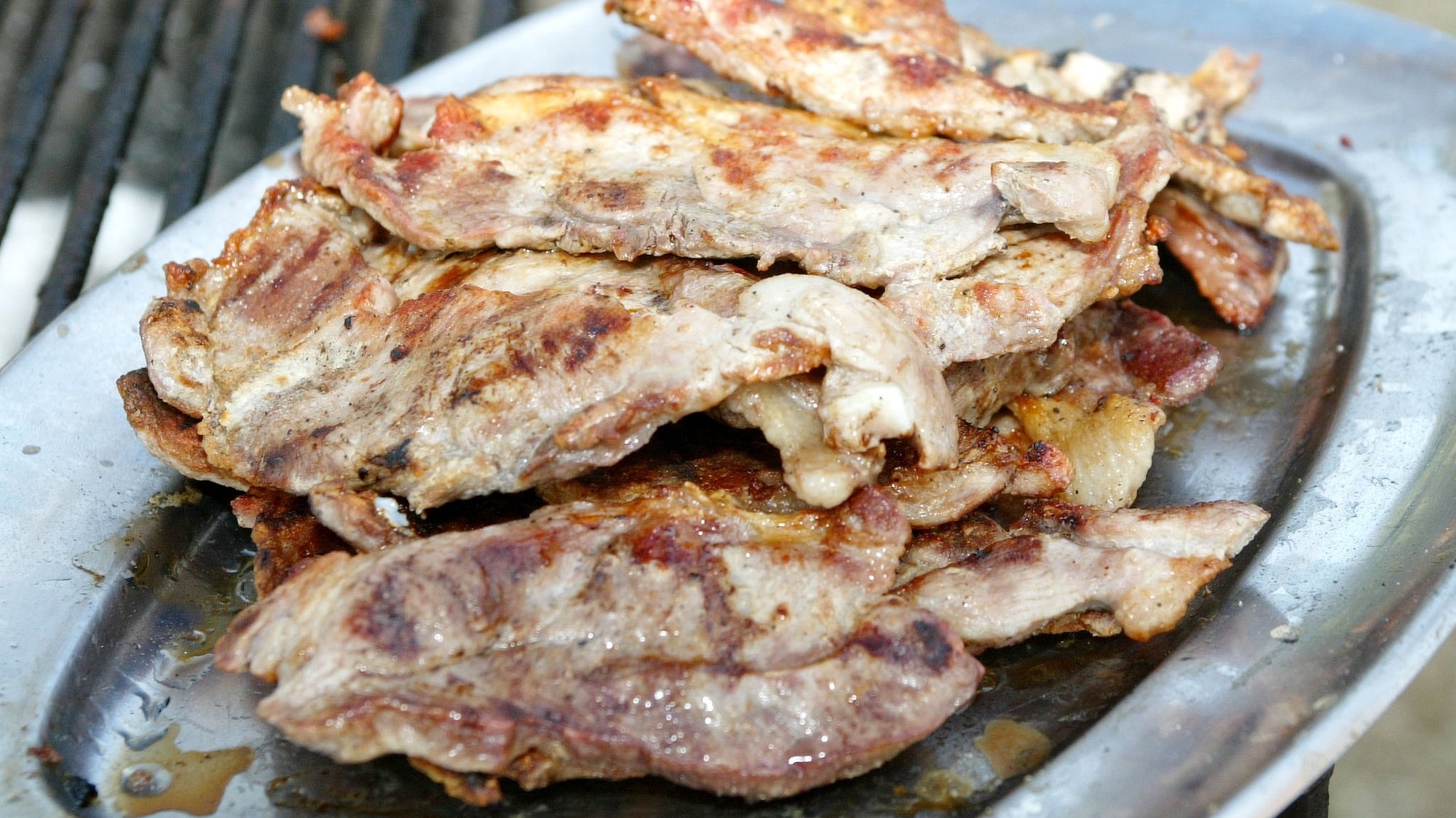 Um prato com vários bifes de carne