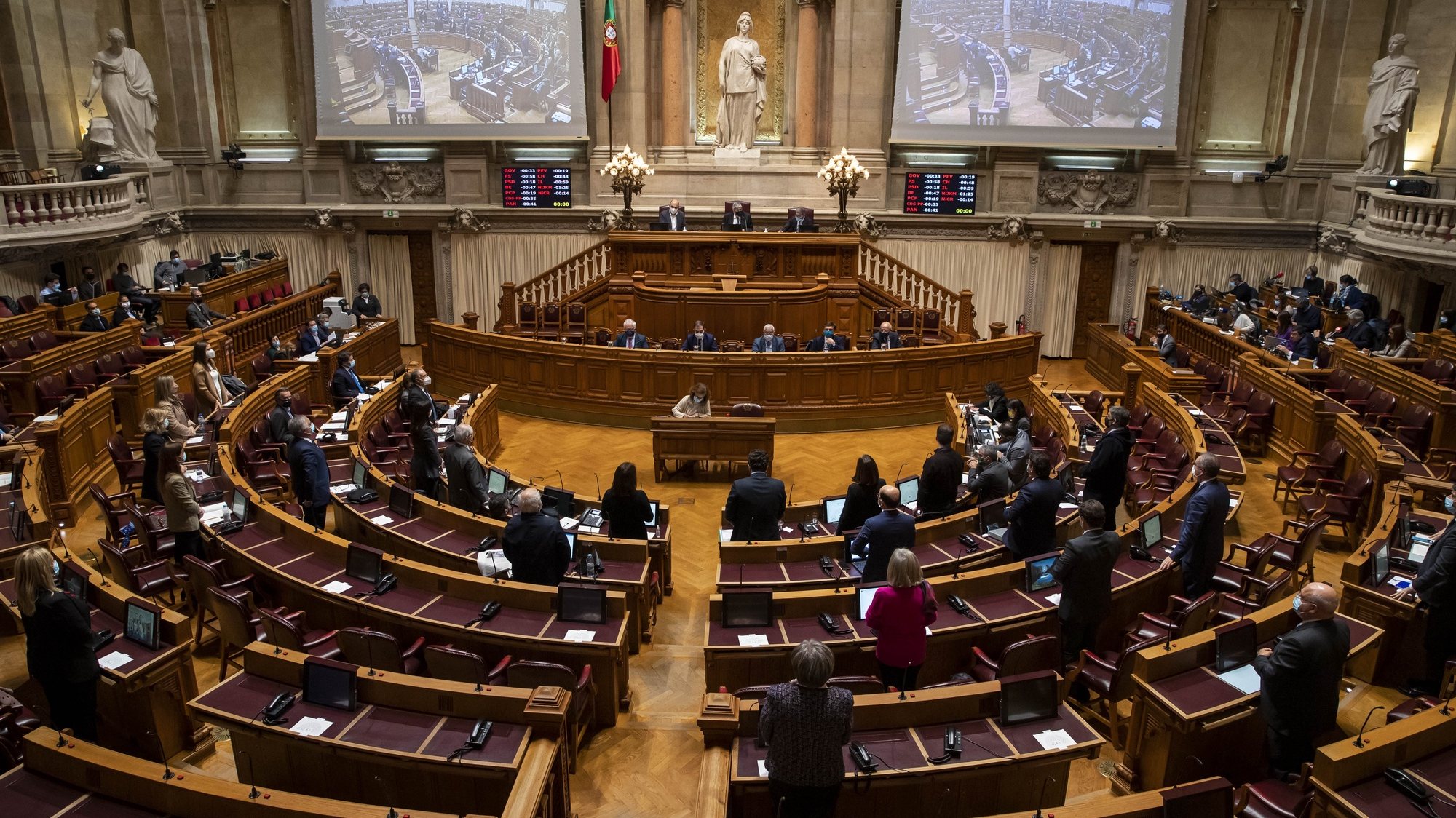 Os deputados da Assembleia da República participam na votação durante o debate sobre o pedido de renovação do estado de emergência, na Assembleia da República, em Lisboa, 04 de dezembro de 2020. JOSÉ SENA GOULÃO/LUSA
