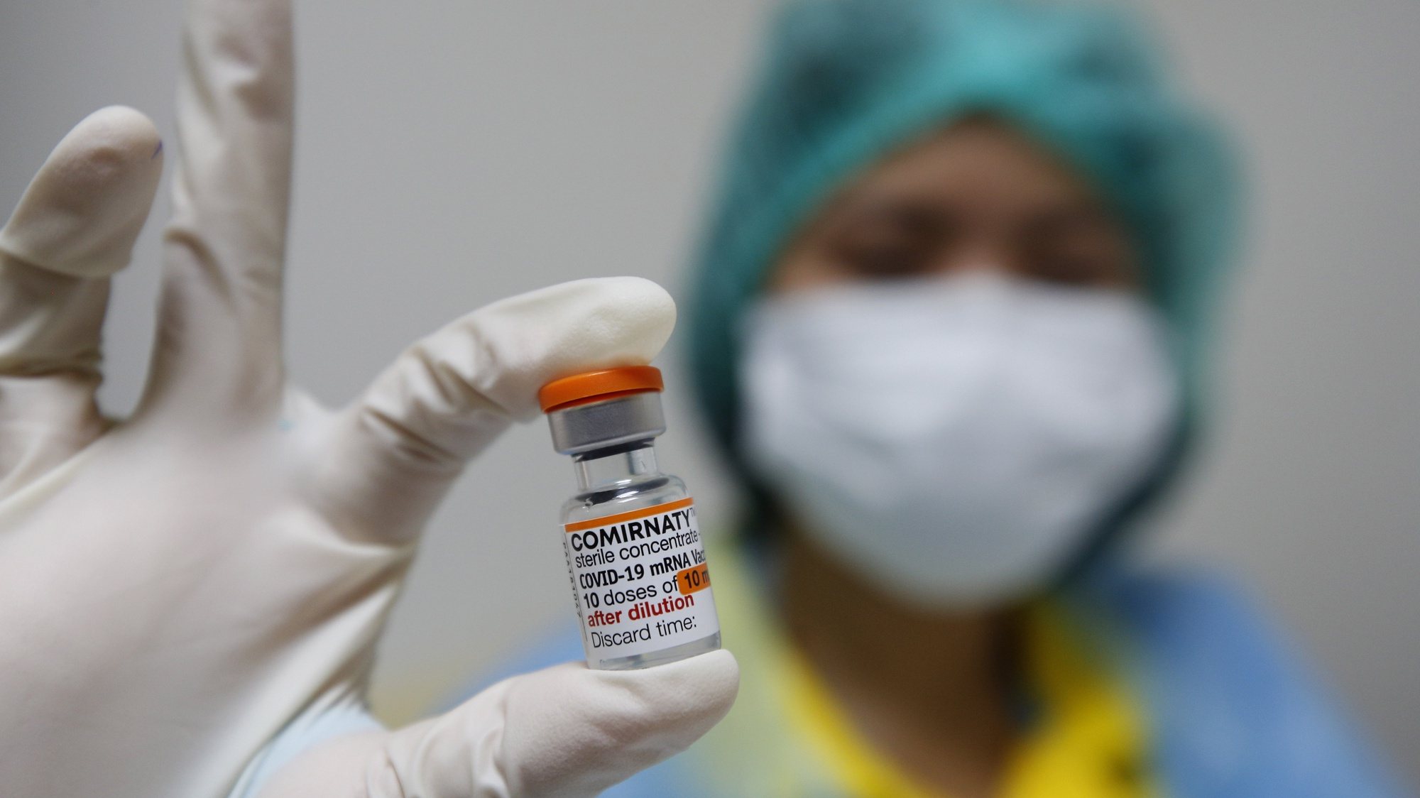 Uma dose da vacina da Pfizer contra a Covid-19 nas mãos de uma enfermeira da Tailândia
