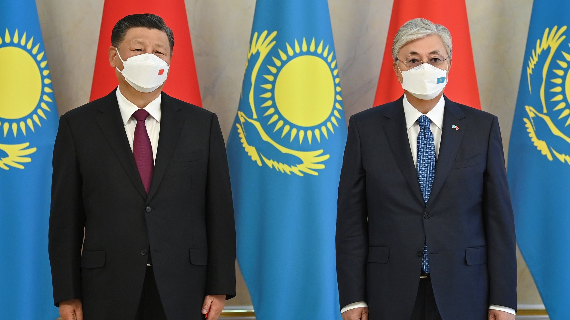 epa10183483 A handout photo made available by Kazakhstan President press-service shows Kazakh President Kassym-Jomart Tokayev (R) posing for pictures with the Chinese President Xi Jinping (L) during their meeting in Nur-Sultan, Kazakhstan, 14 September 2022. Xi Jinping is on a one day working visit to Kazakhstan.  EPA/KAZAKHSTAN PRESIDENT PRESS SERVICE / HANDOUT  HANDOUT EDITORIAL USE ONLY/NO SALES