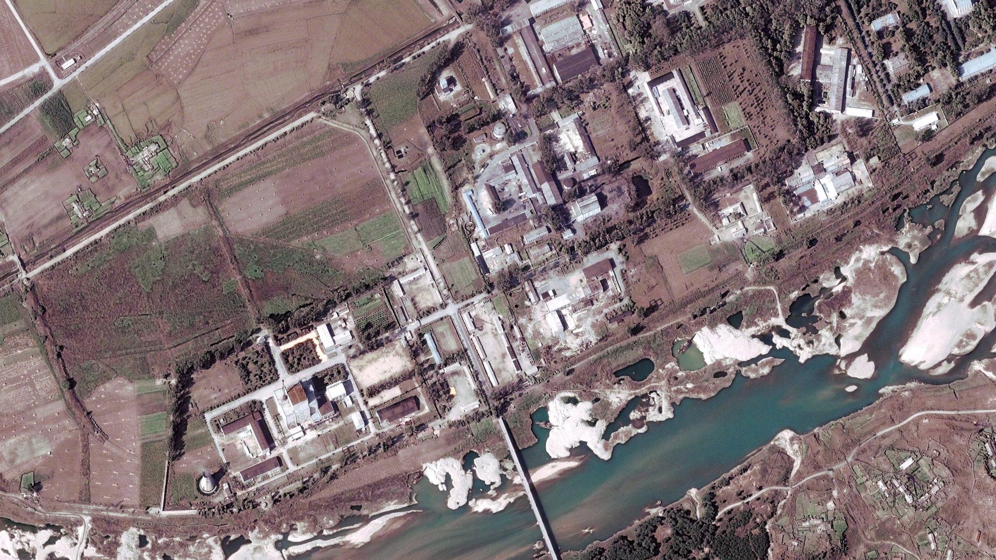 epa03647418 (FILE) A file handout satelite image provided by DigitalGlobe and dated 29 September 2004 shows the Yongbyon complex nuclear facility, some 100 km north of Pyongyang, North Korea. According to media reports on 02 April 2013, North Korea has announced that it will reopen the Yongbyon nuclear complex which was closed in 2007.  EPA/DIGITAL GLOBE / HANDOUT MANDATORY CREDIT HANDOUT EDITORIAL USE ONLY/NO SALES