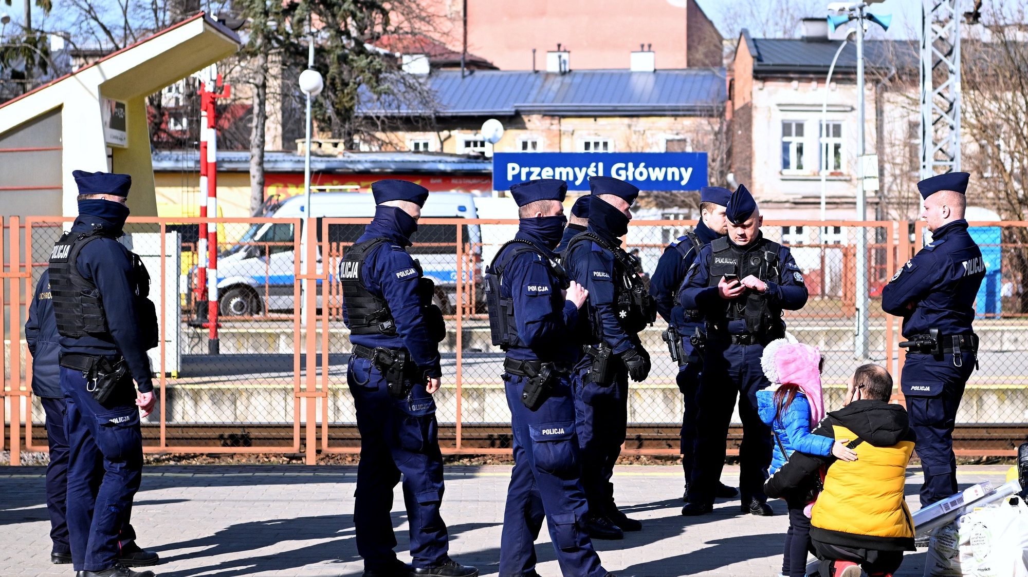 epa09819387 Refugees from Ukraine arrive at the train station in Przemysl, southeastern Poland, 12 March 2022. Since 24 February, 1.59 million people have crossed the Polish-Ukrainian border into Poland, Border Guard has reported on 12 March morning.  EPA/Darek Delmanowicz POLAND OUT