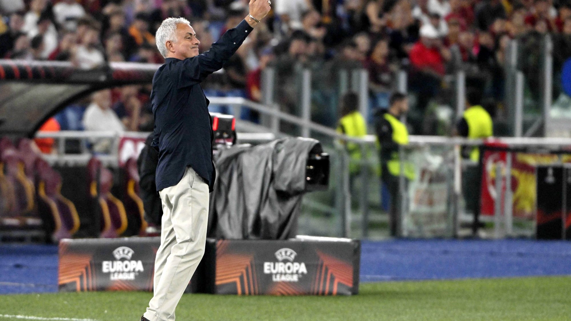 epa10186849 AS Roma head coach Jose Mourinho gestures on the touchline during the UEFA Europa League group C soccer match between AS Roma and HJK Helsinki at Olimpico stadium in Rome, Italy, 15 September 2022.  EPA/MAURIZIO BRAMBATTI