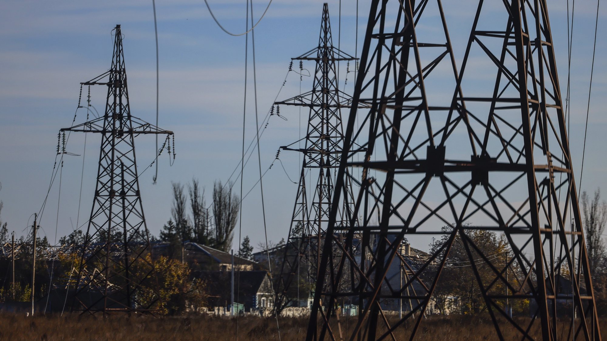 epa10292411 Damaged power lines at the frontline at the northern Kherson region, Ukraine, 07 November 2022. Russian troops on 24 February entered Ukrainian territory, starting a conflict that has provoked destruction and a humanitarian crisis.  EPA/HANNIBAL HANSCHKE