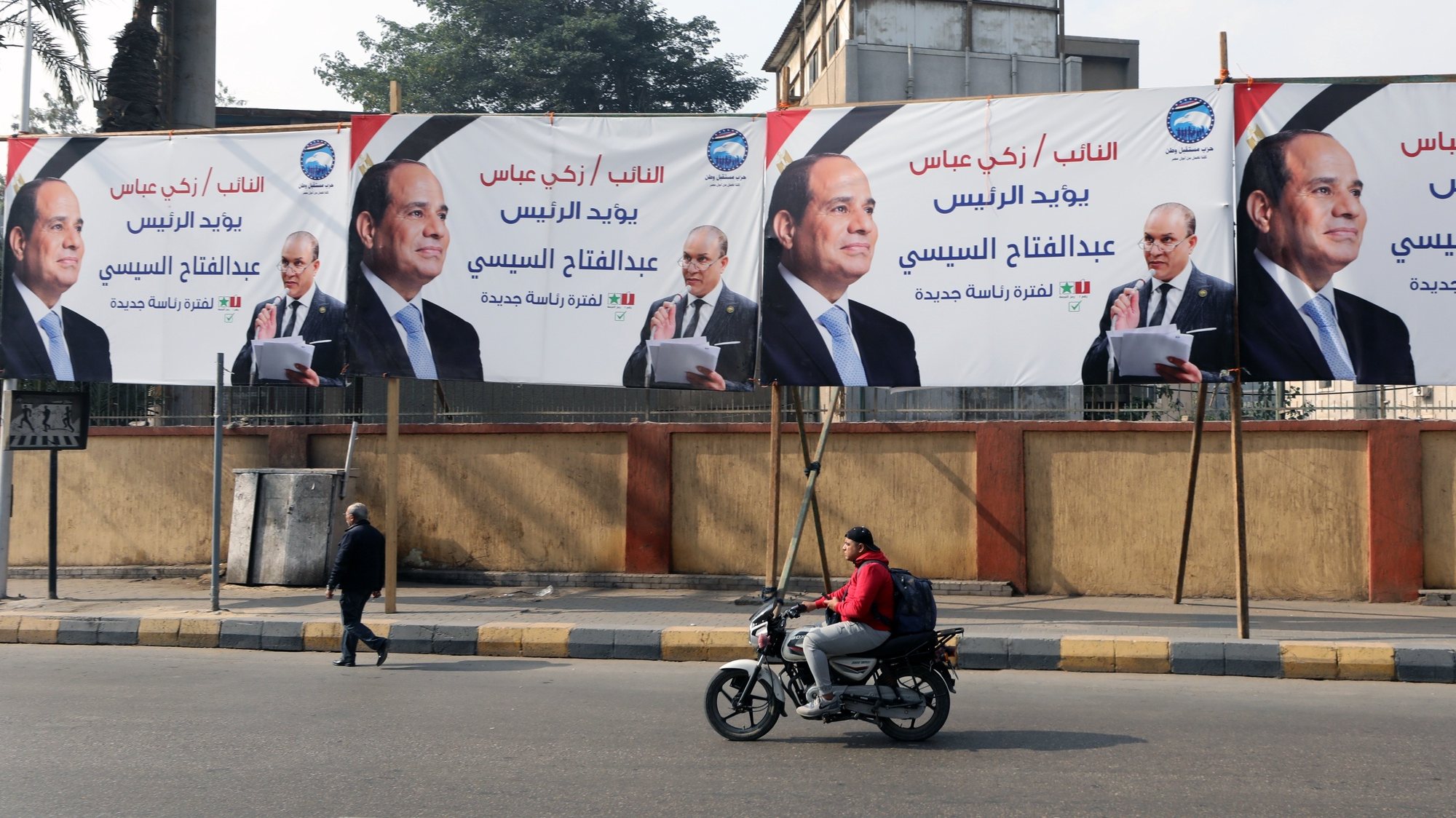 epa11013377 Vehicles drive near election campaign banners of Egyptian incumbent President Abdel Fattah al-Sisi in Cairo, Egypt, 06 December 2023. The Egyptian Elections Committee announced on 08 November that three candidates will be running against incumbent President Abdel Fattah al-Sisi in the upcoming elections taking place in Egypt on 10, 11 and 12 December 2023.  EPA/KHALED ELFIQI