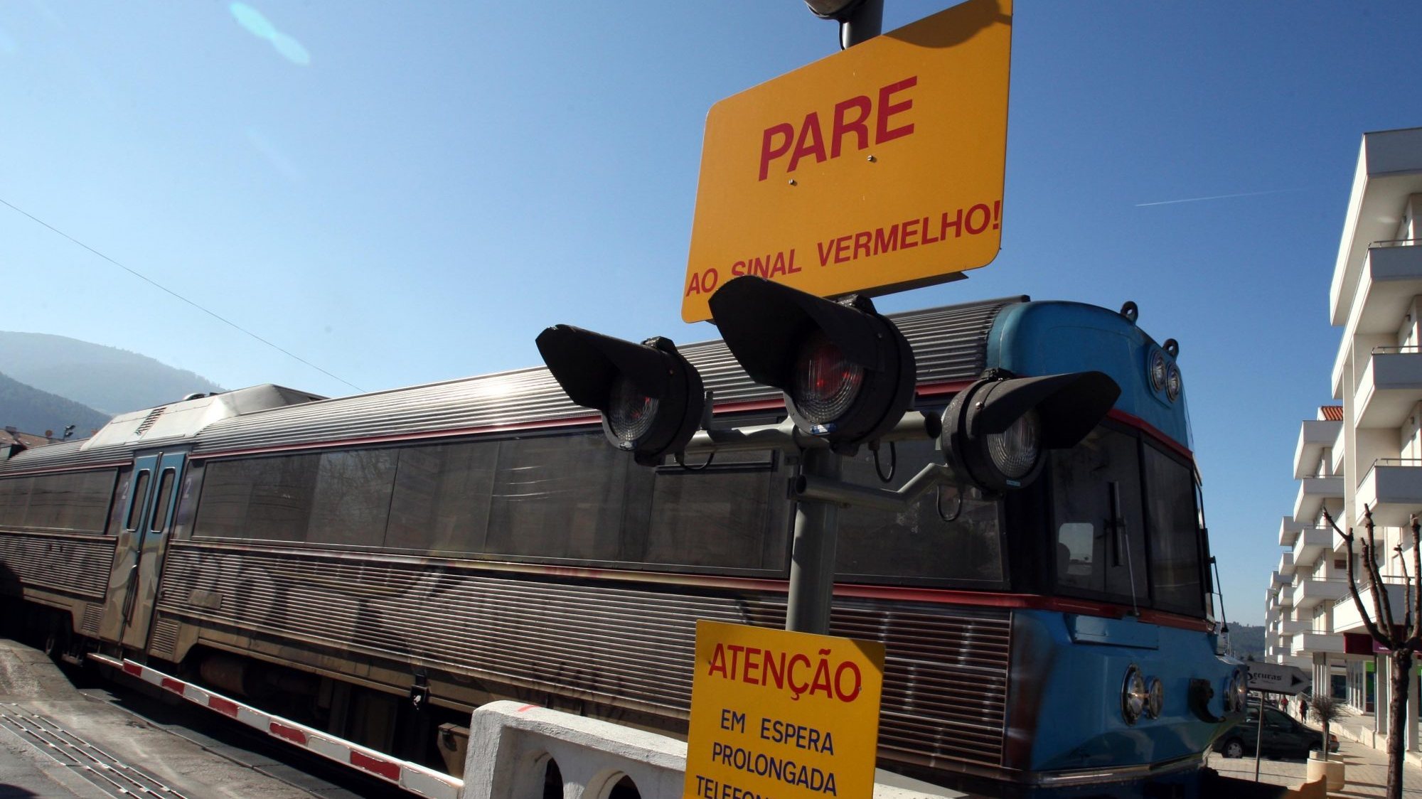 O atropelamento ferroviário aconteceu na passagem de nível perto do Teatro das Figuras, em Faro