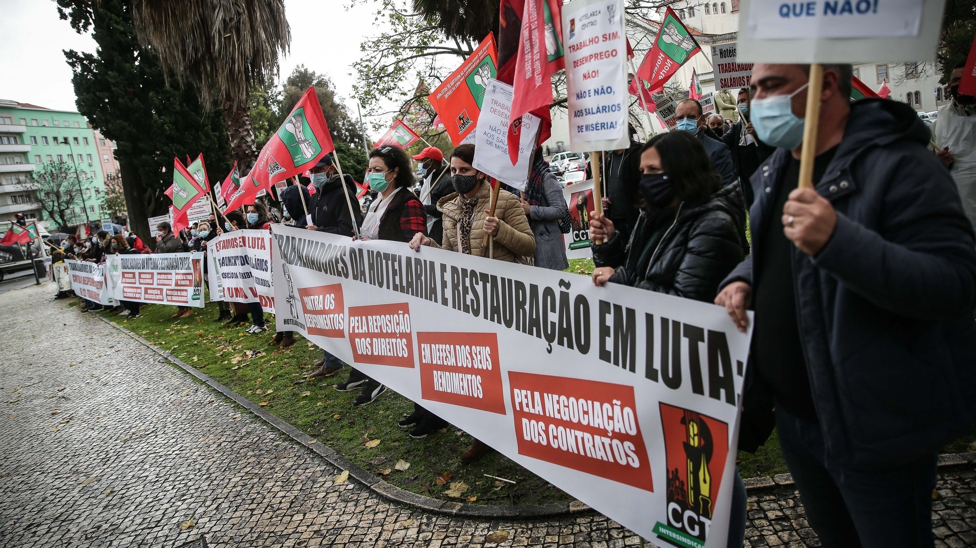 Manifestação nacional de trabalhadores da restauração e hotelaria para exigir medidas de apoio aos trabalhadores da restauração, bebidas e alojamento, frente ao Ministério do Trabalho, em Lisboa, 10 de dezembro de 2020. MÁRIO CRUZ/LUSA