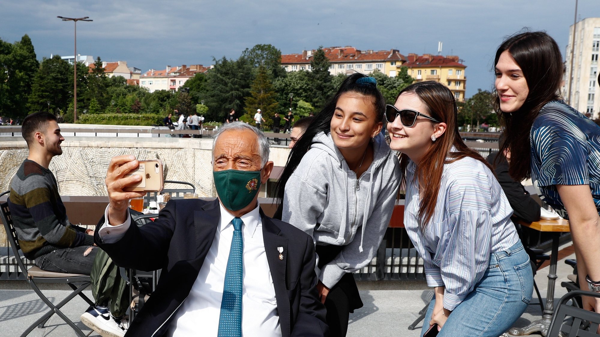 O Presidente da República de Portugal, Marcelo Rebelo de Sousa, tira uma selfie durante um passeio pelo centro da cidade, Sófia, Bulgária, 02 de junho de 2021. Marcelo Rebelo de Sousa, está na Bulgária, para uma Visita Oficial de três dias. ANTÓNIO COTRIM/LUSA
